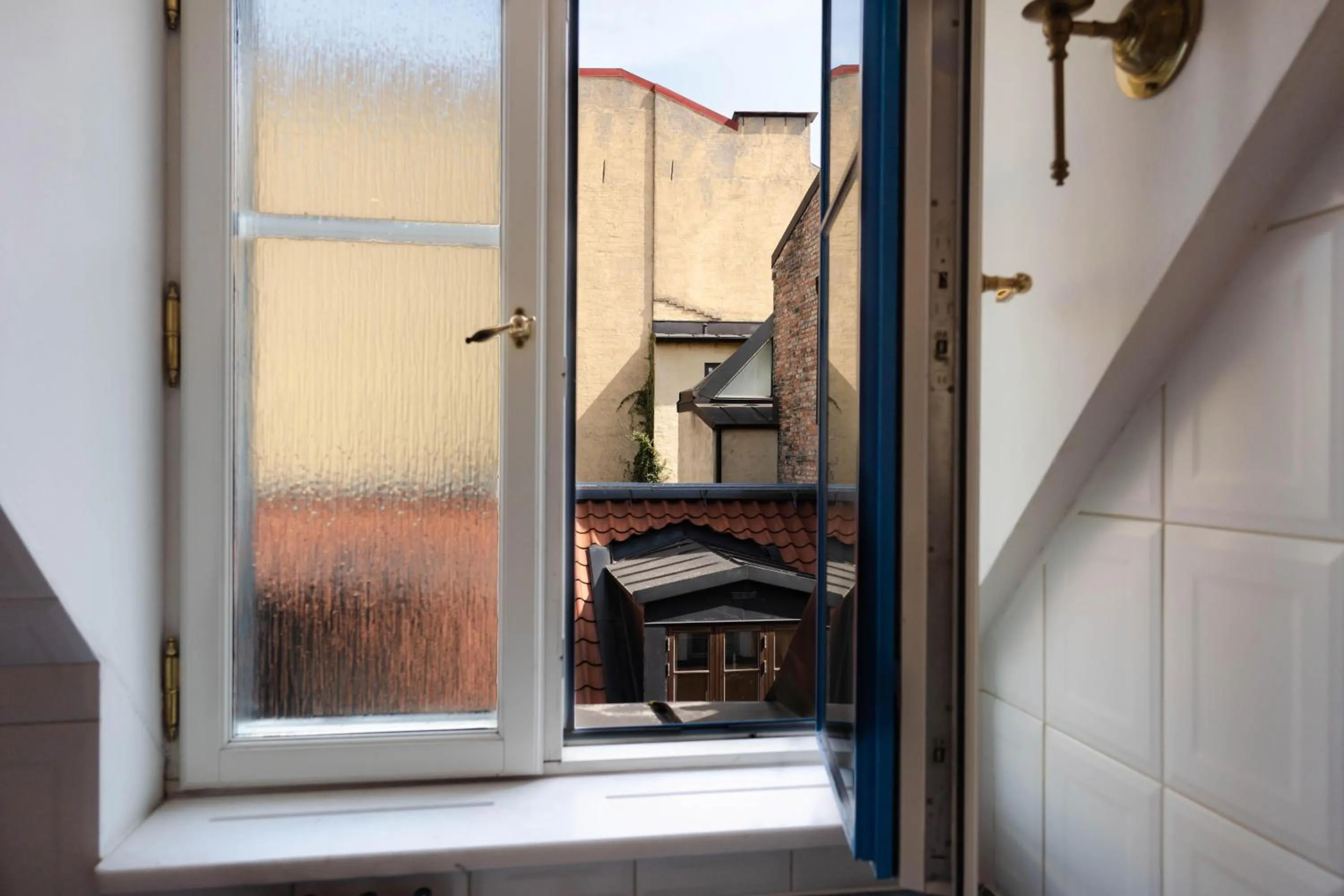 Photo of the whole room in MJ's