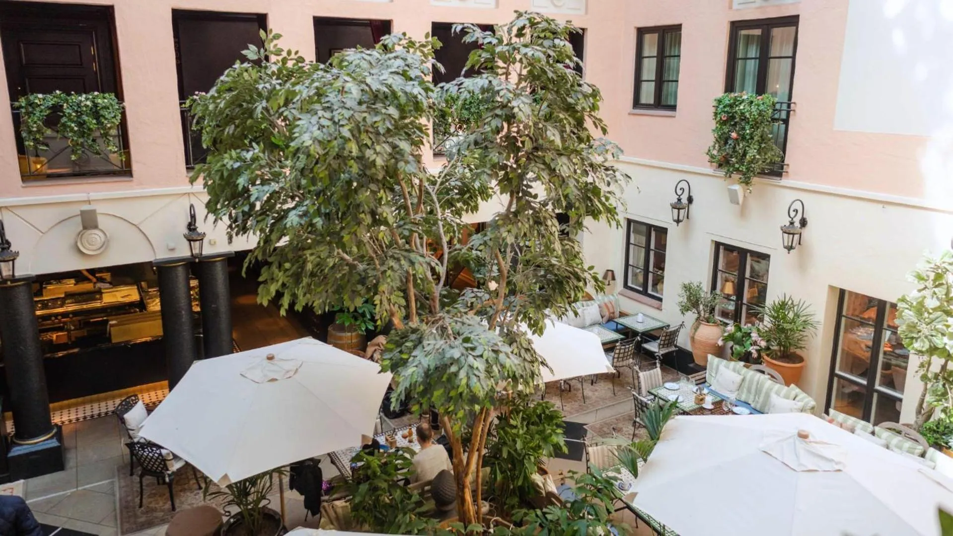 Restaurant/places to eat in MJ's