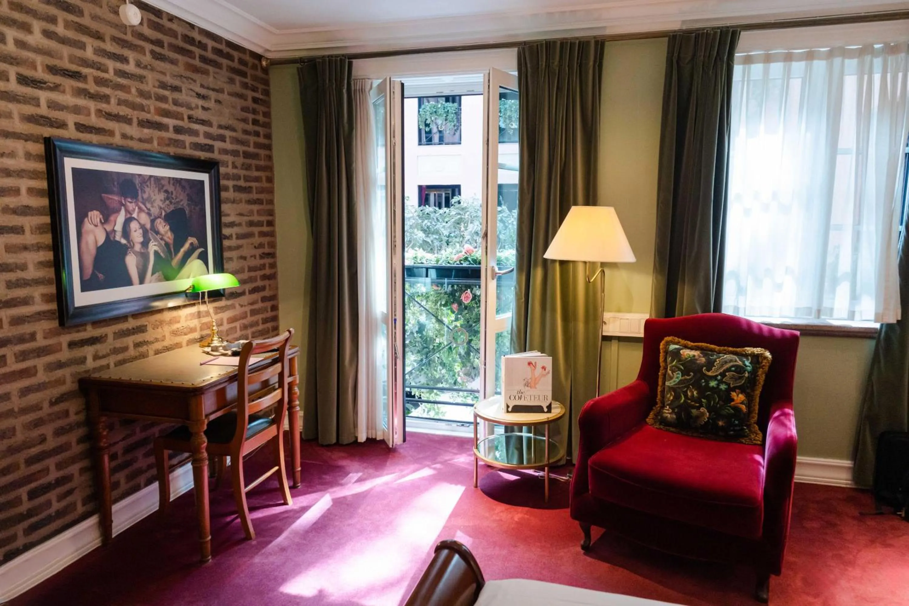 Photo of the whole room in MJ's