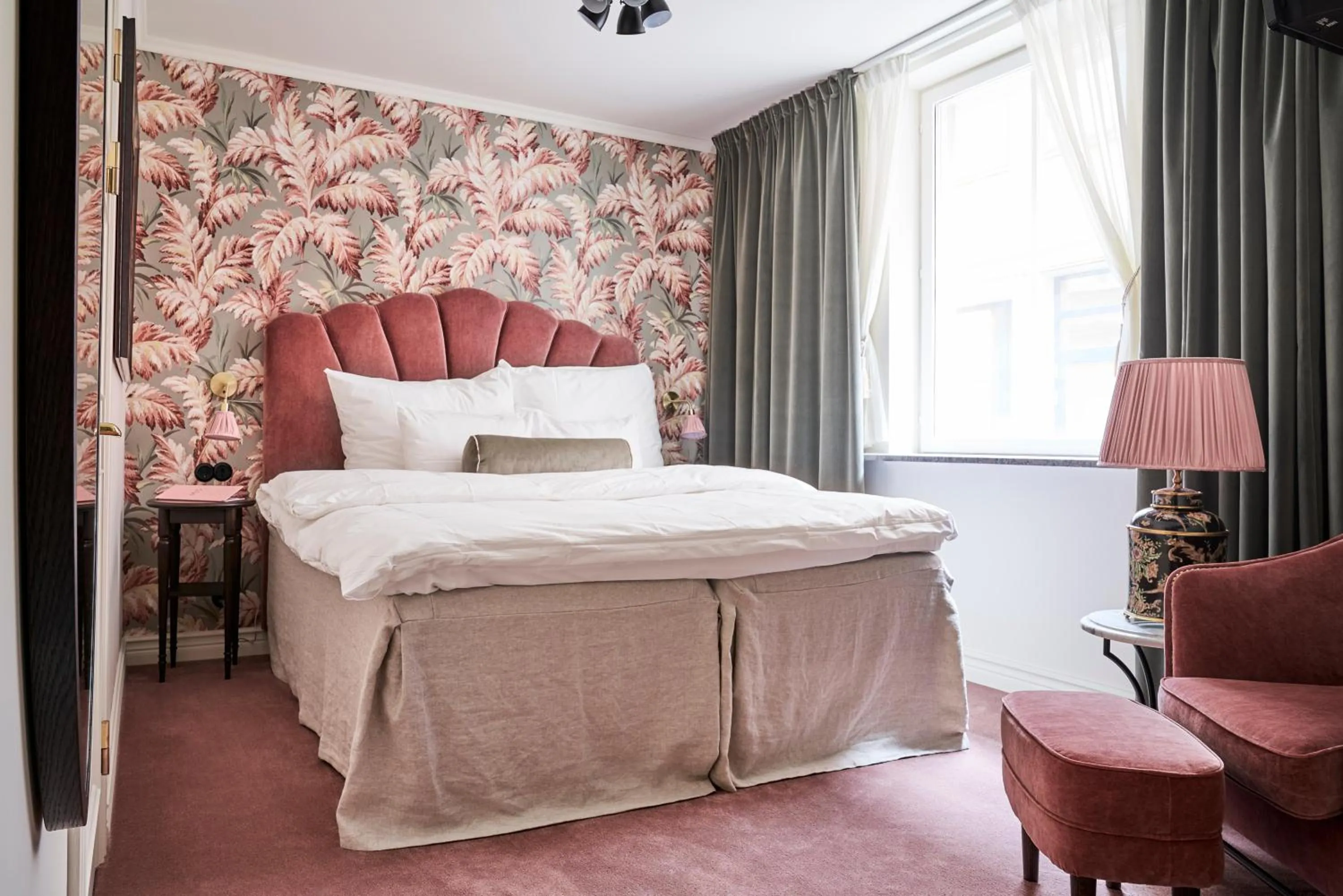 Photo of the whole room, Bed in MJ's