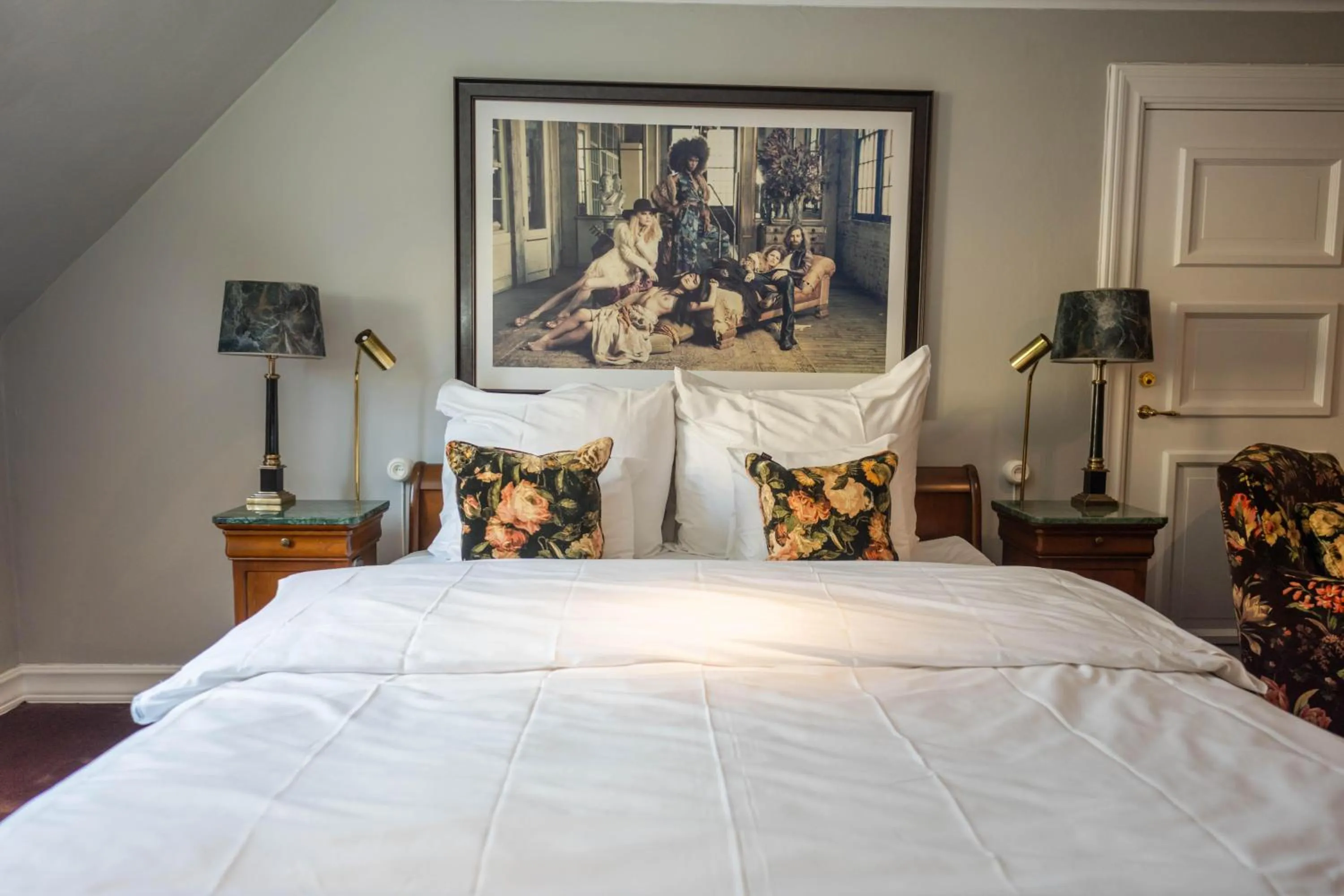 Photo of the whole room, Bed in MJ's