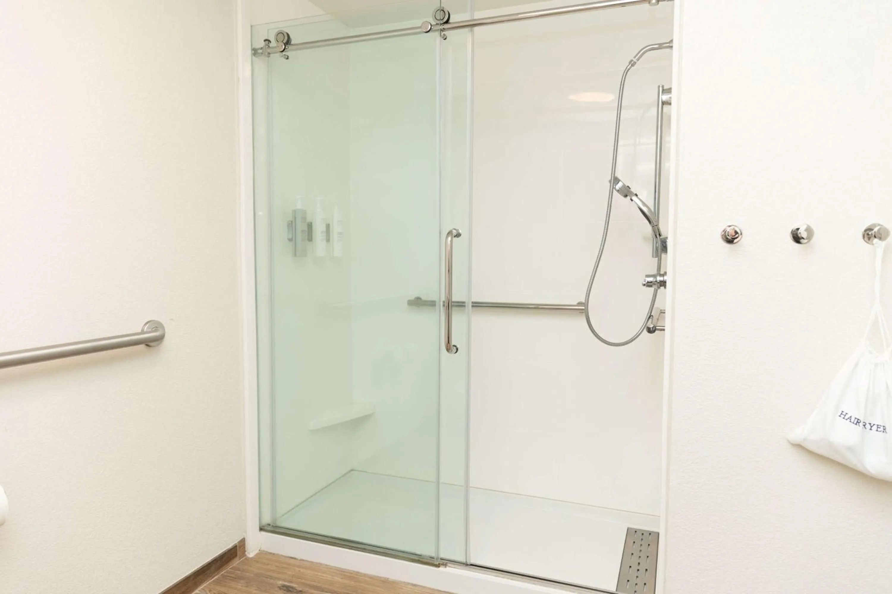 Bathroom in Hampton Inn Hammond