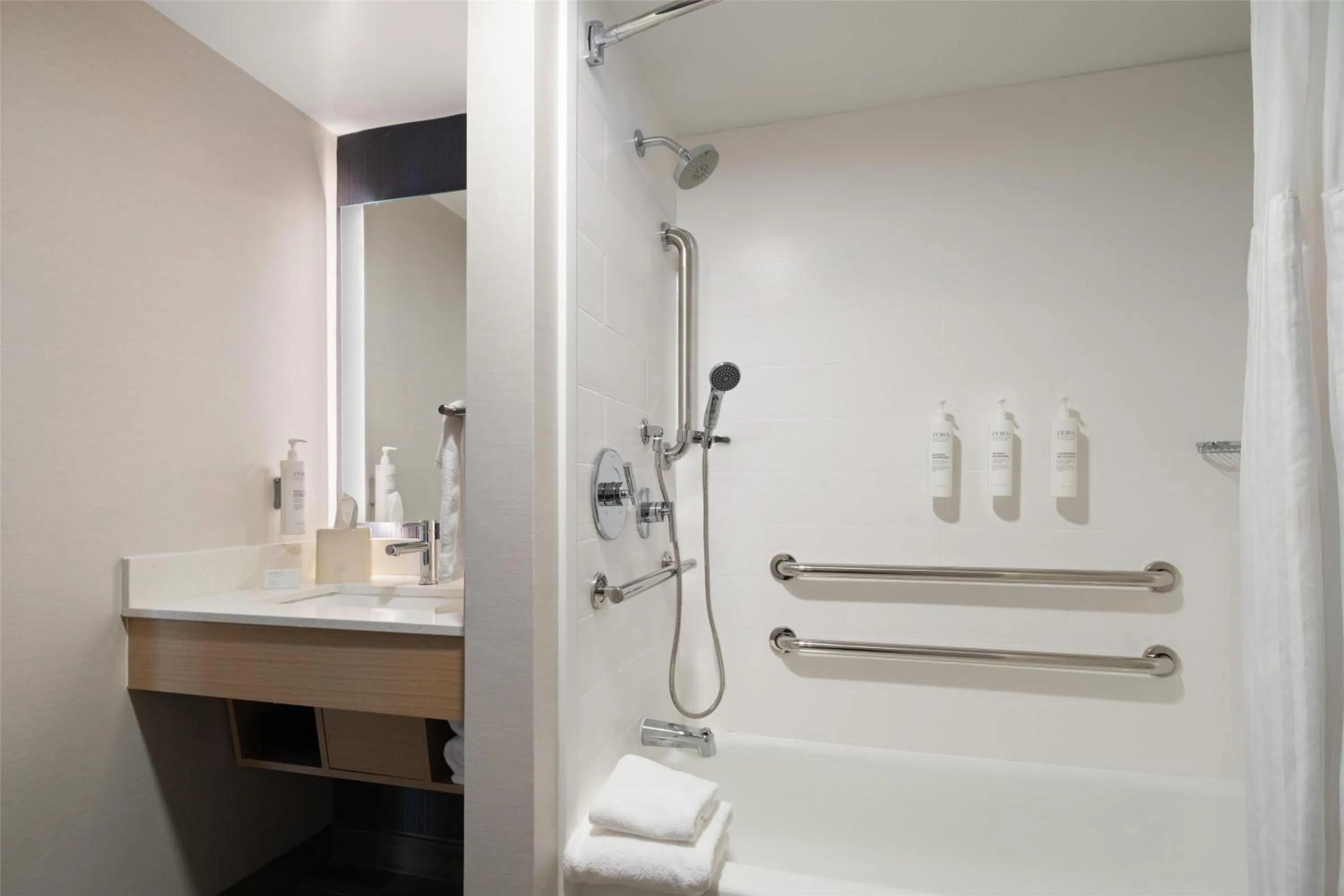 Bathroom in Hilton Garden Inn Richmond South/Southpark