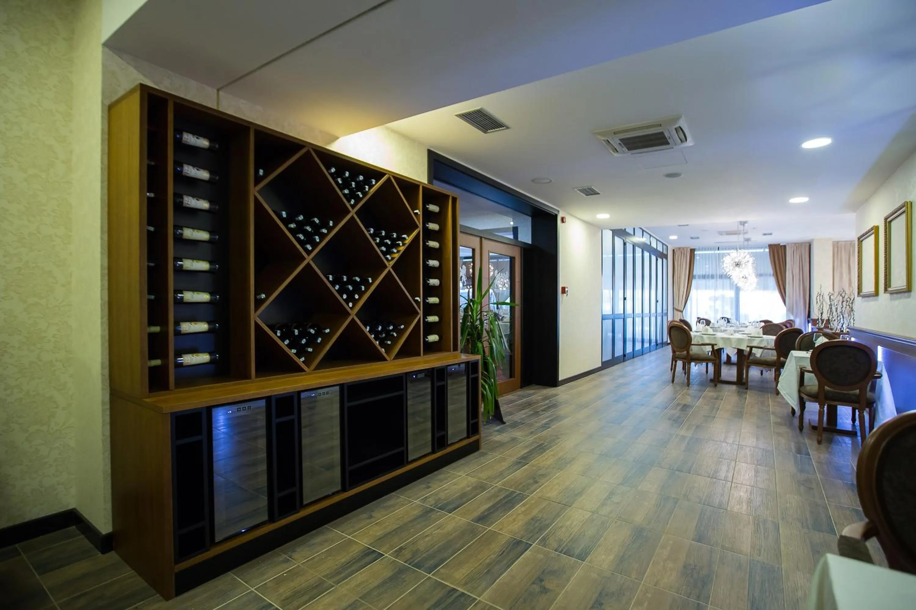 Restaurant/places to eat in Hotel Exclusive President