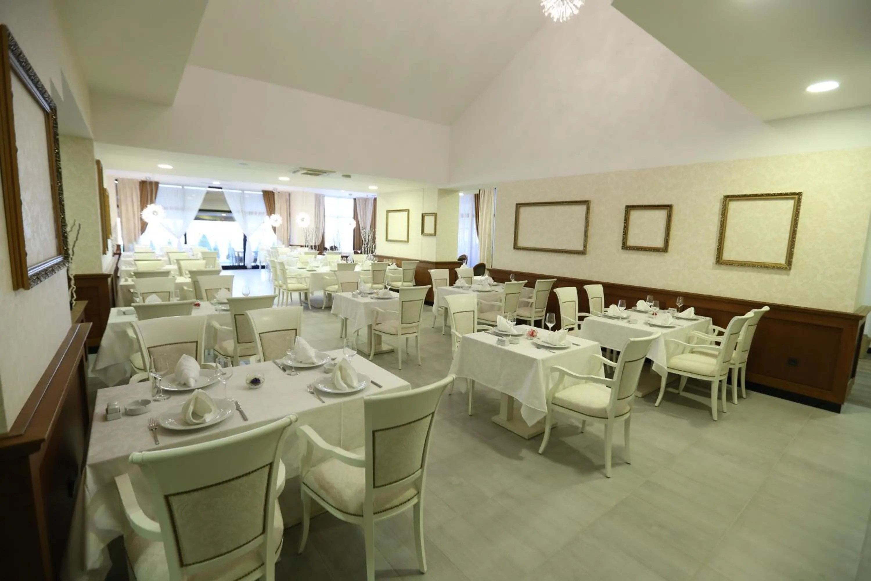 Restaurant/places to eat in Hotel Exclusive President