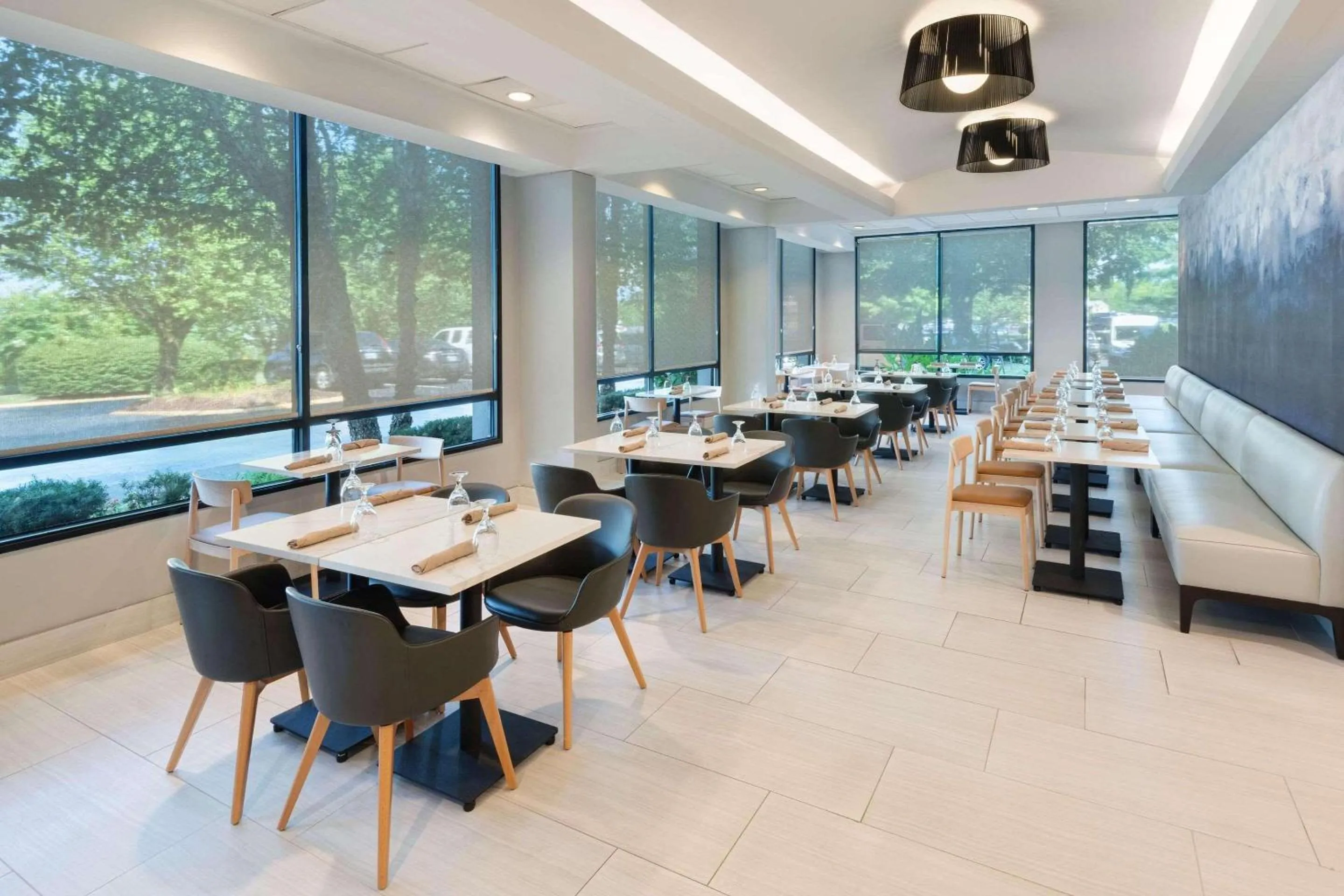 Restaurant/places to eat in Radisson Hotel Nashville Airport