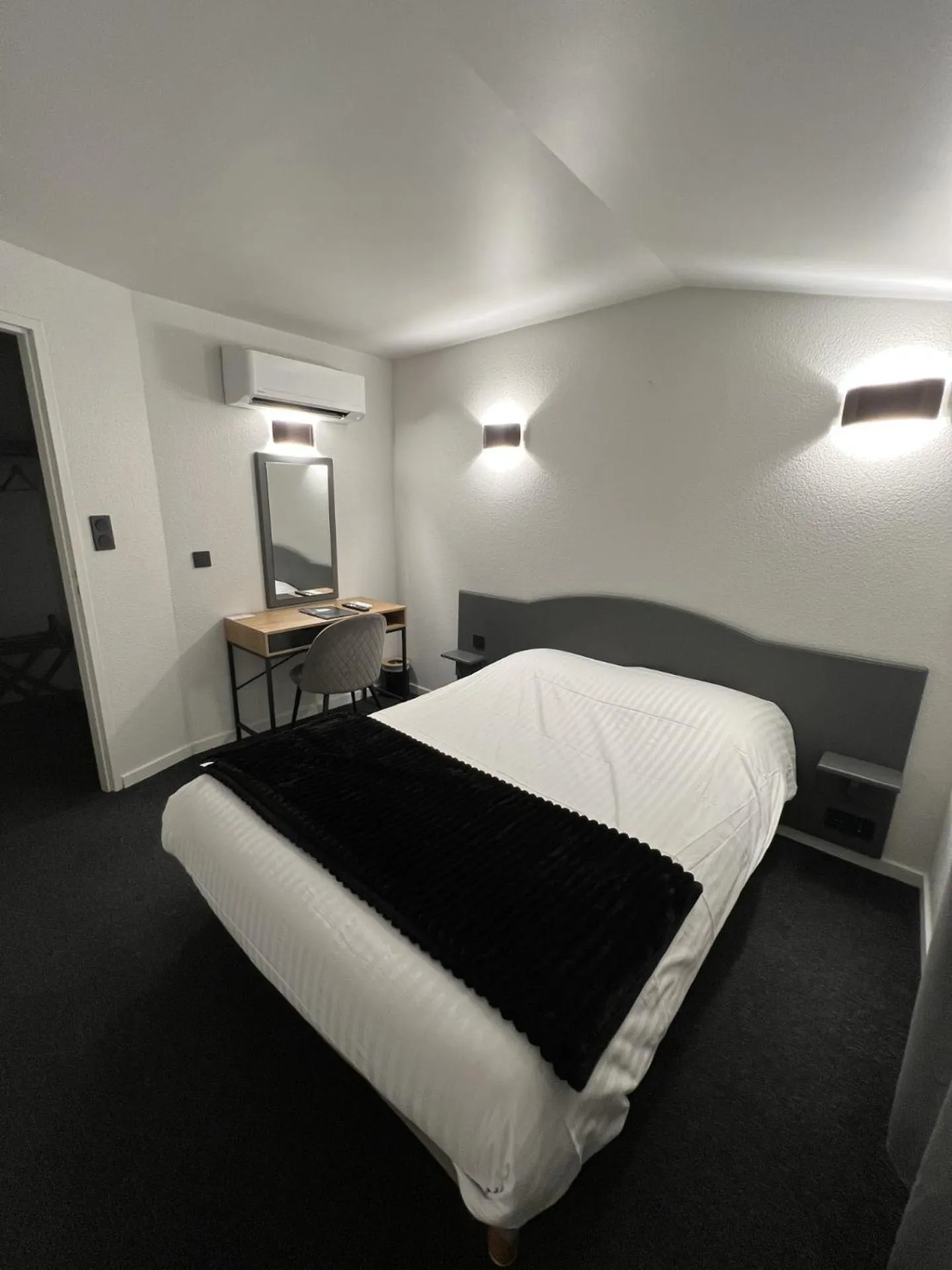 Bed in Hotel La Basilique