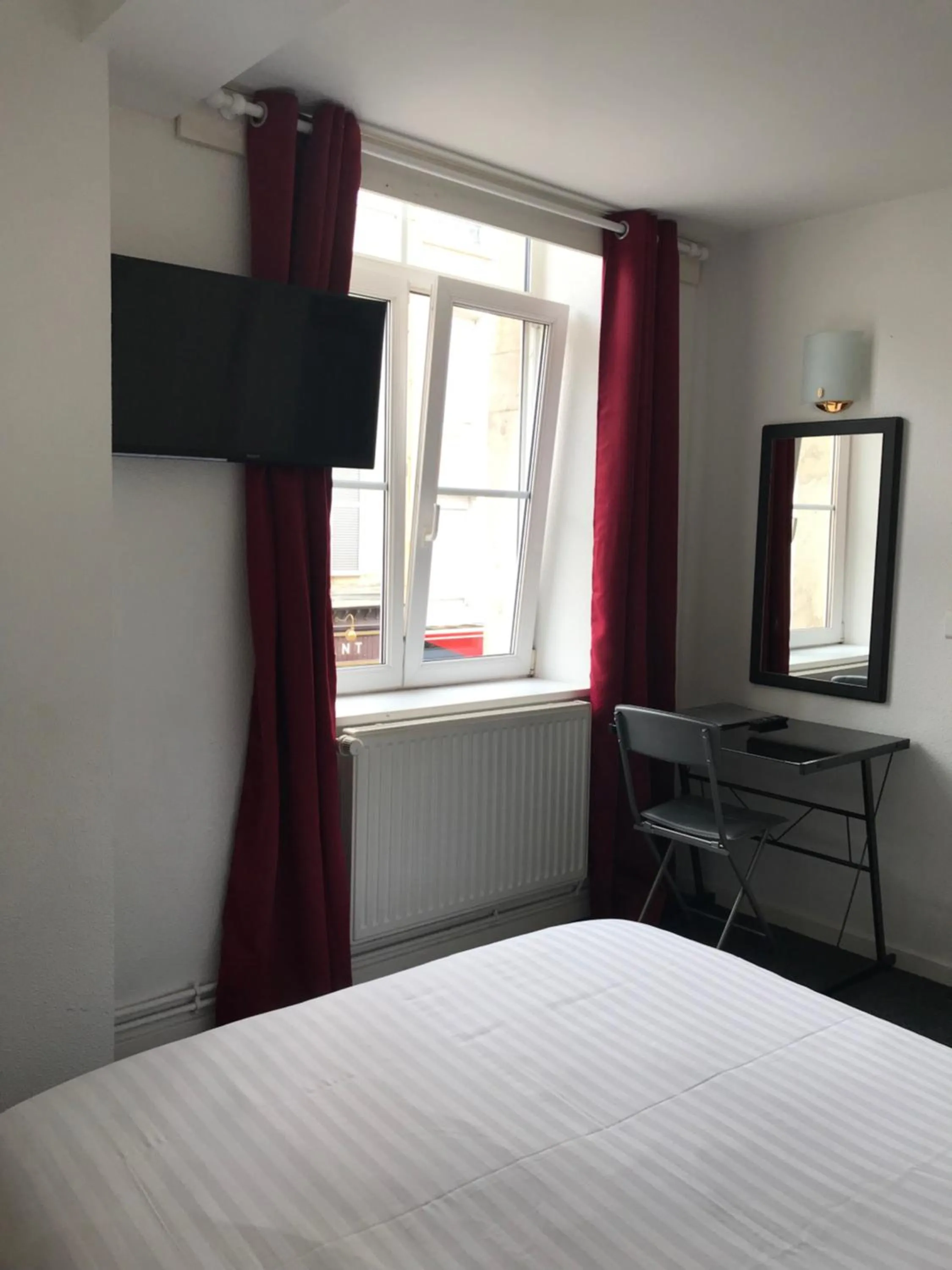 Bed in Hotel La Basilique