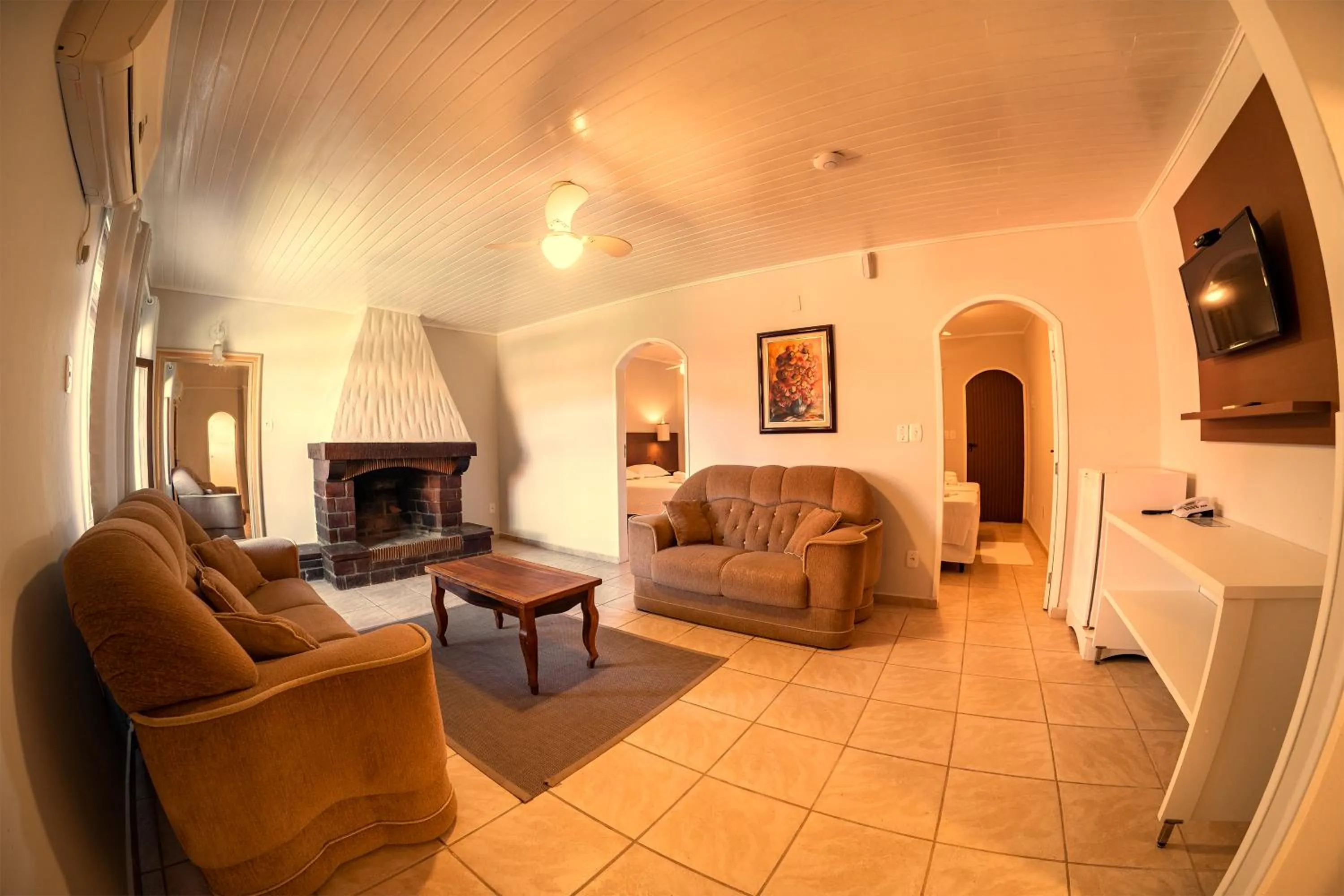 Communal lounge/ TV room in Cabanas Termas Hotel