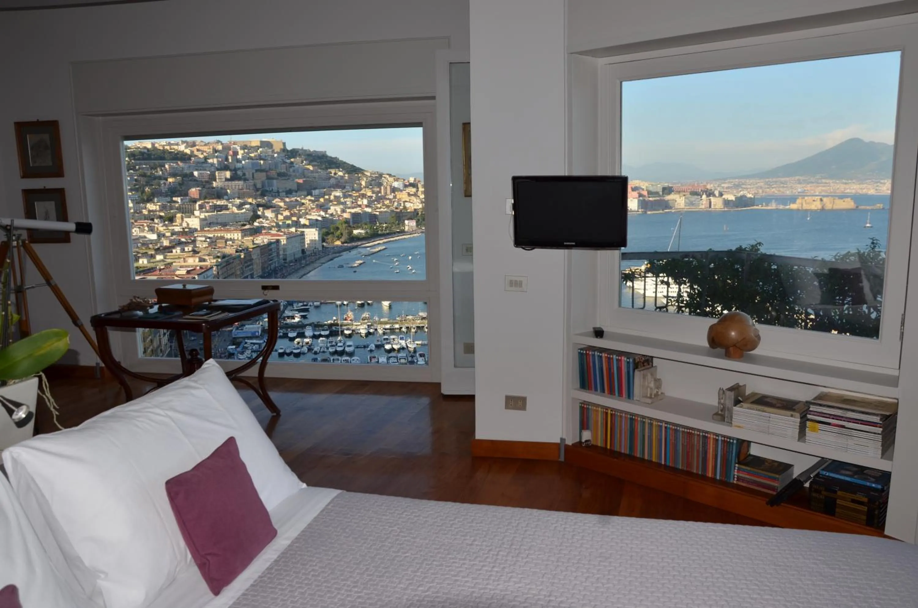 Bedroom, Bed in Suite 52