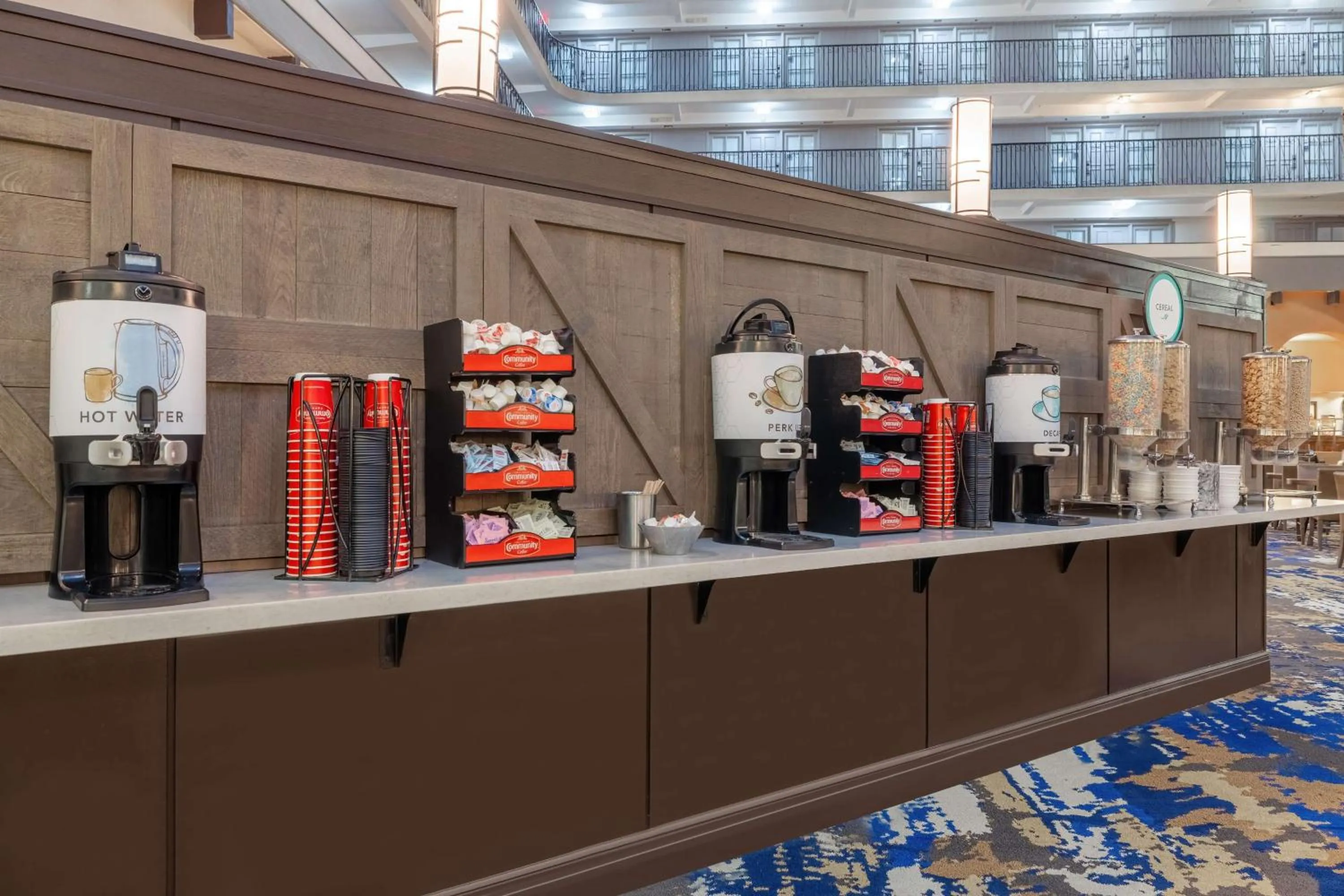 Dining area in Embassy Suites by Hilton Tulsa I-44