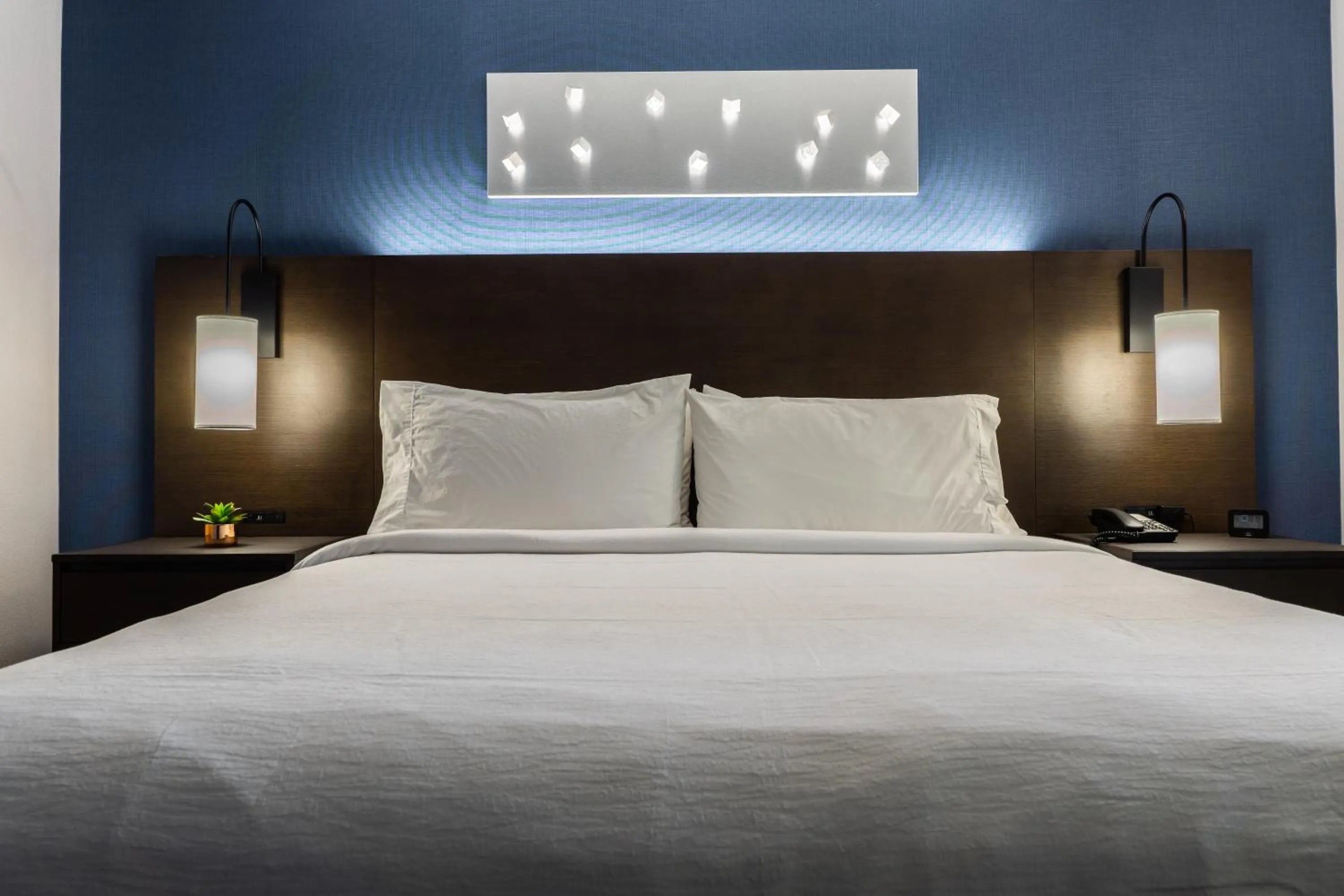 Bed in Embassy Suites by Hilton Tulsa I-44