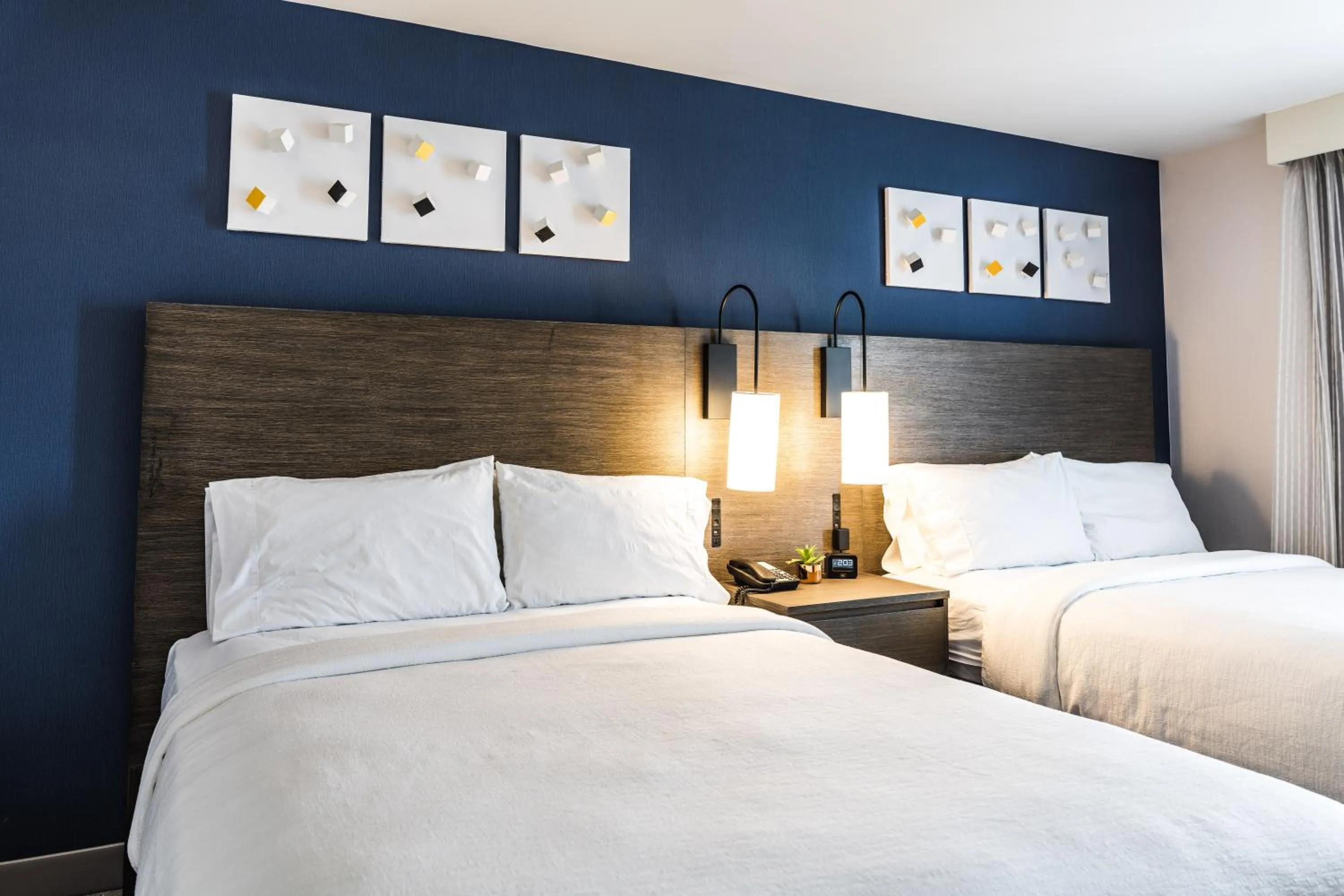 Property building, Bed in Embassy Suites by Hilton Tulsa I-44