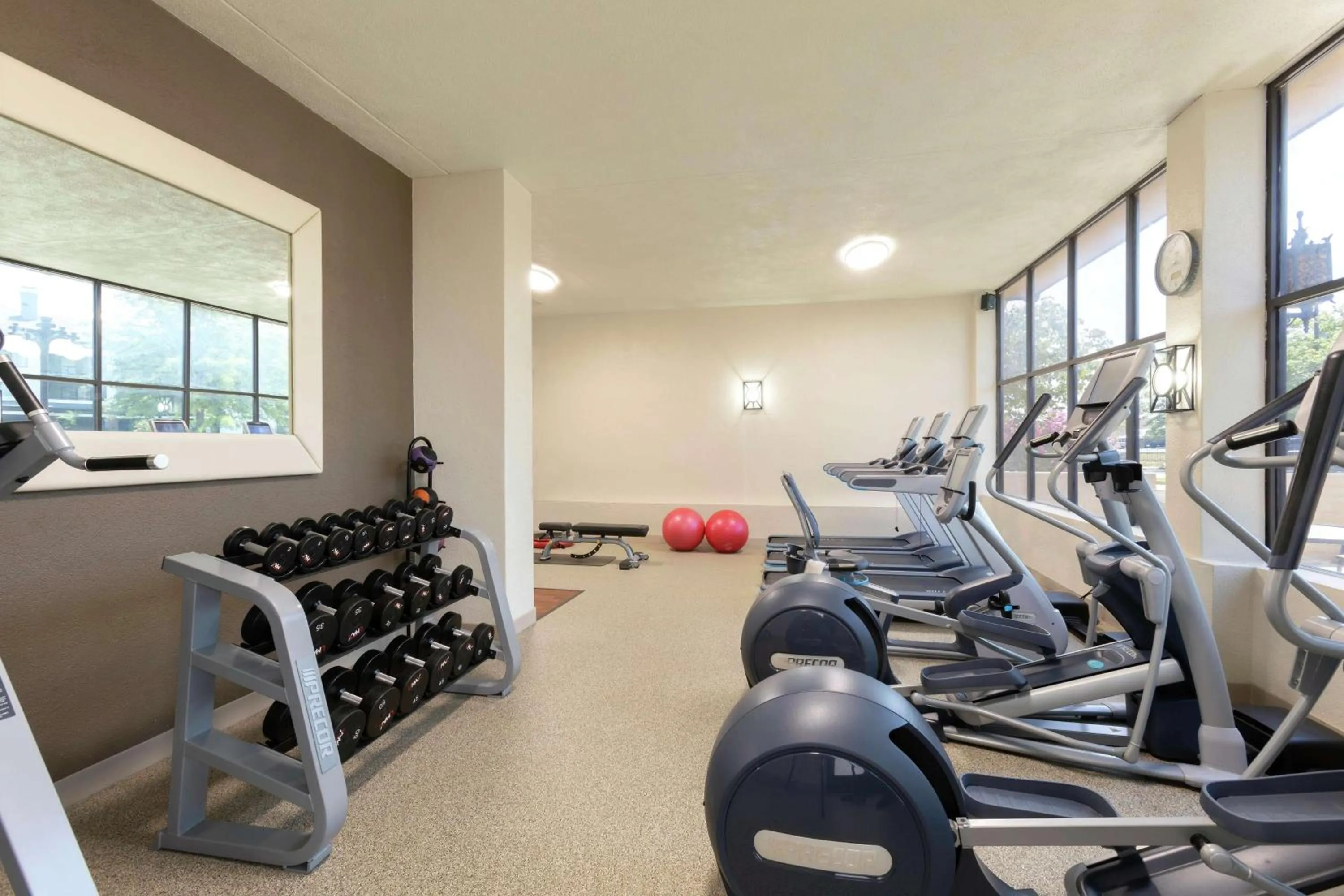 Fitness centre/facilities in Embassy Suites by Hilton Tulsa I-44