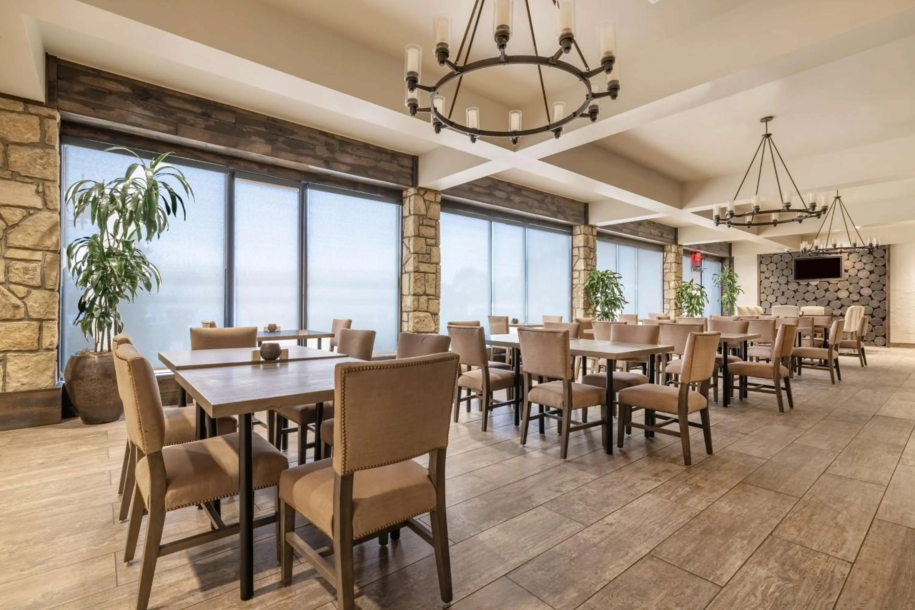 Restaurant/places to eat in Embassy Suites by Hilton Tulsa I-44