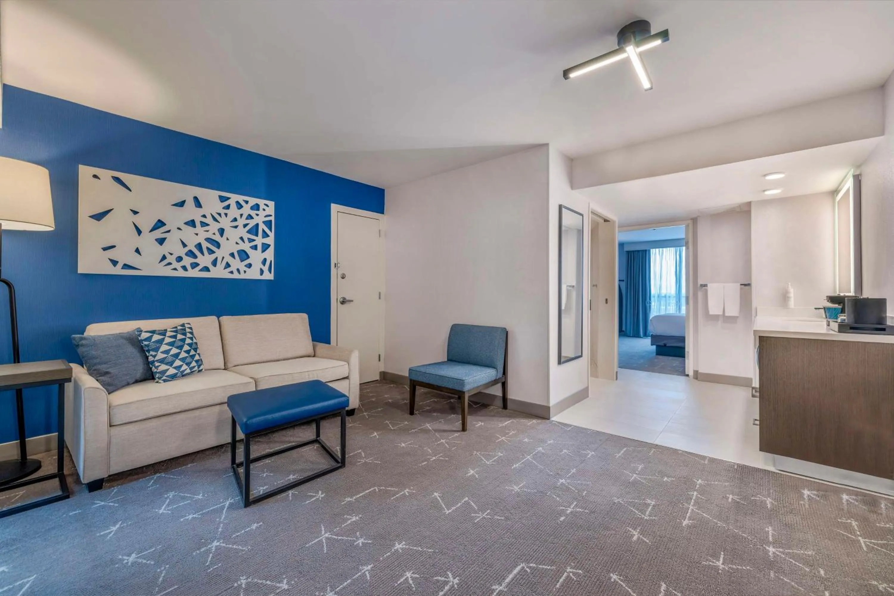 Living room, Bed in Embassy Suites by Hilton Tulsa I-44