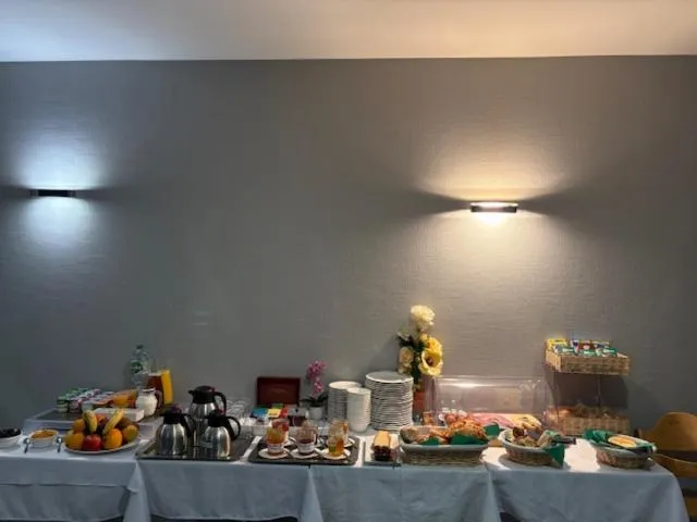 Buffet breakfast in Hotel Alienor