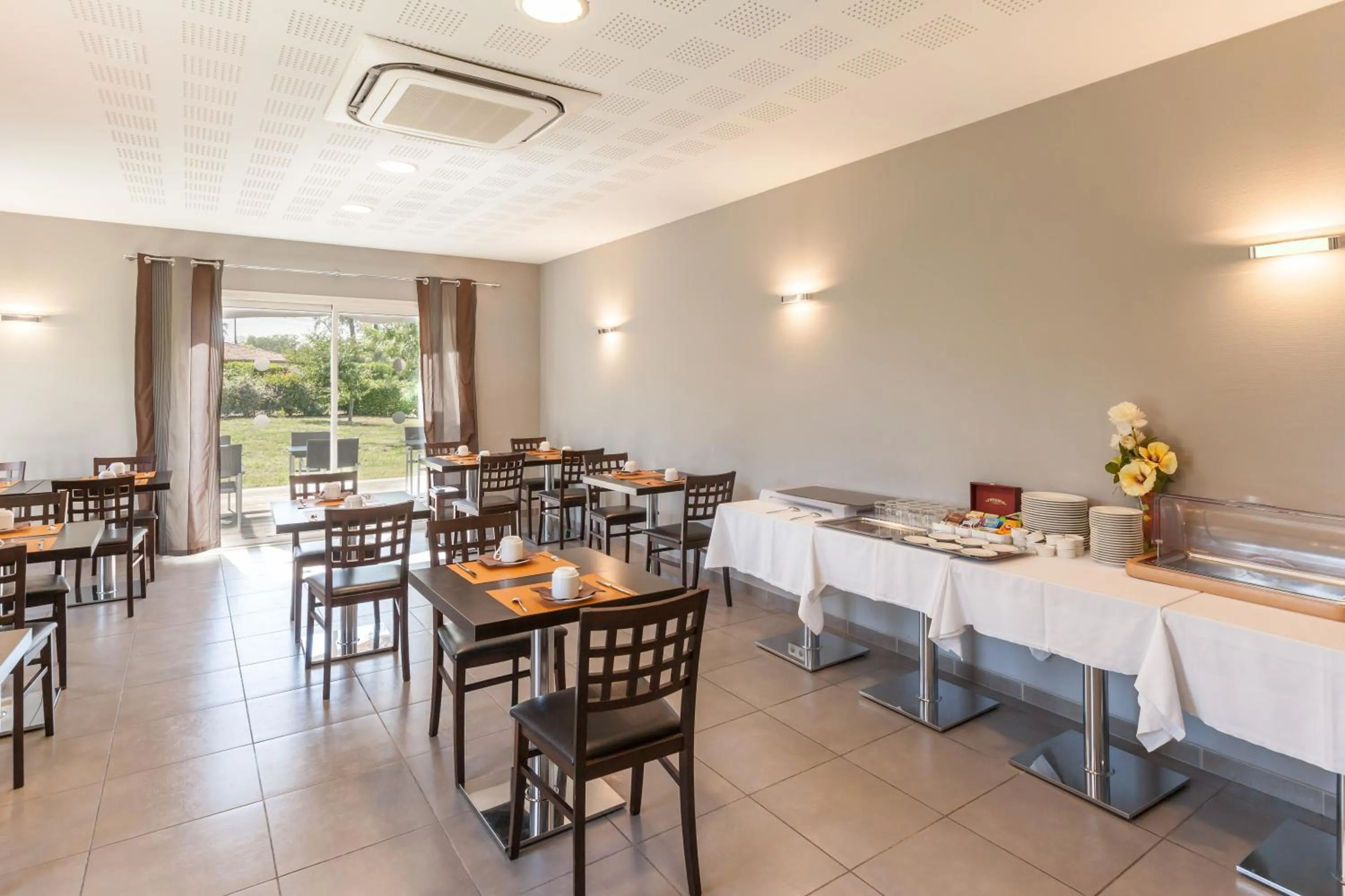 Restaurant/places to eat in Hotel Alienor