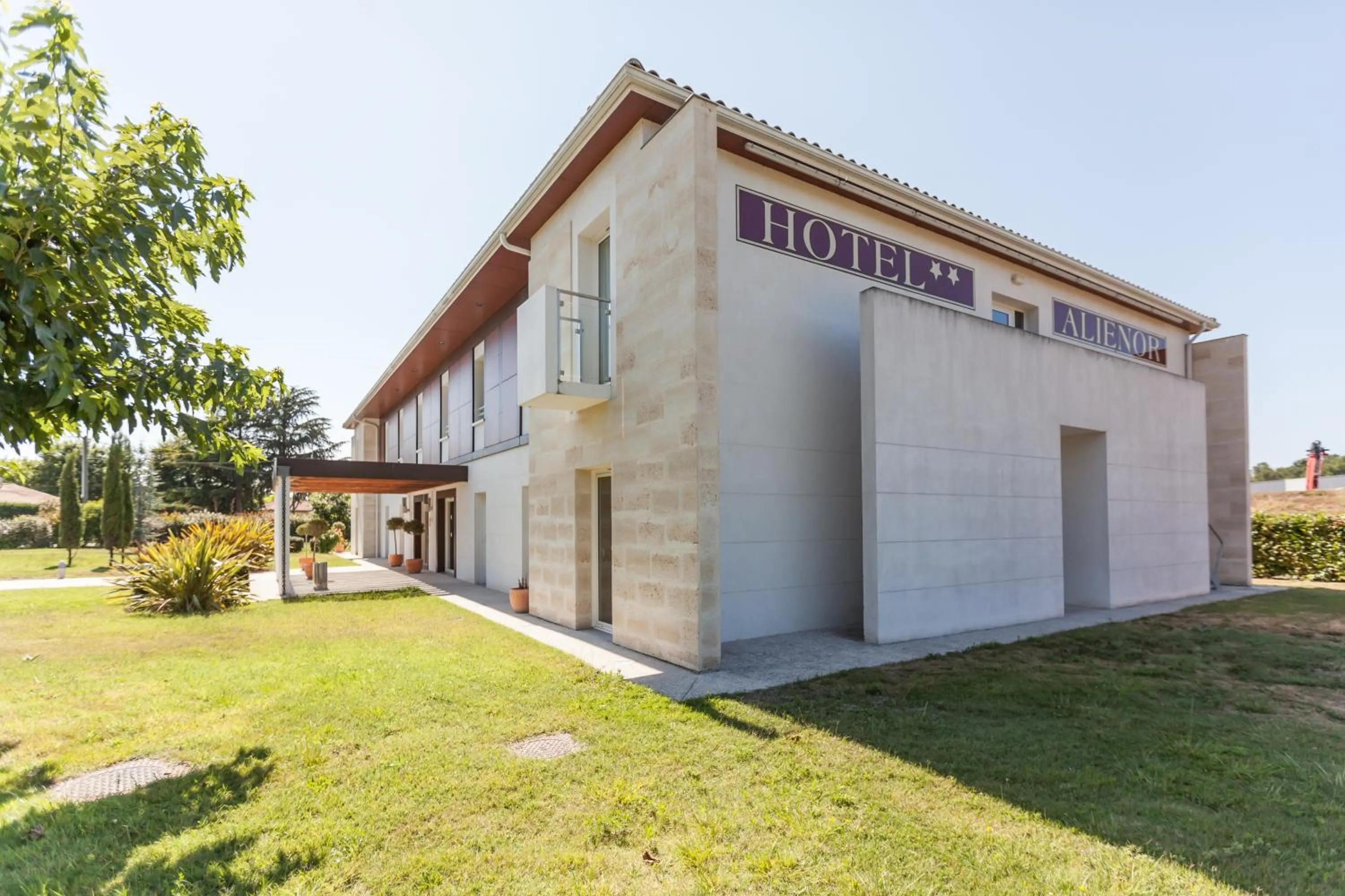 Property building in Hotel Alienor