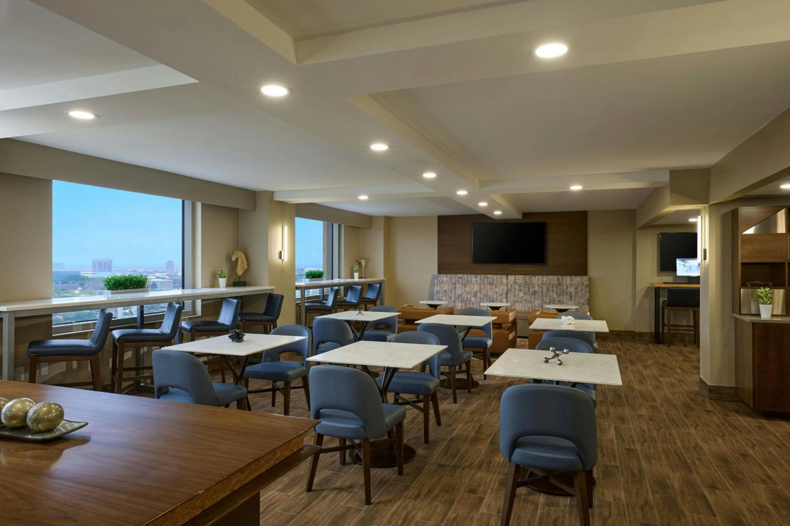 Lounge or bar in Renaissance Dallas Addison