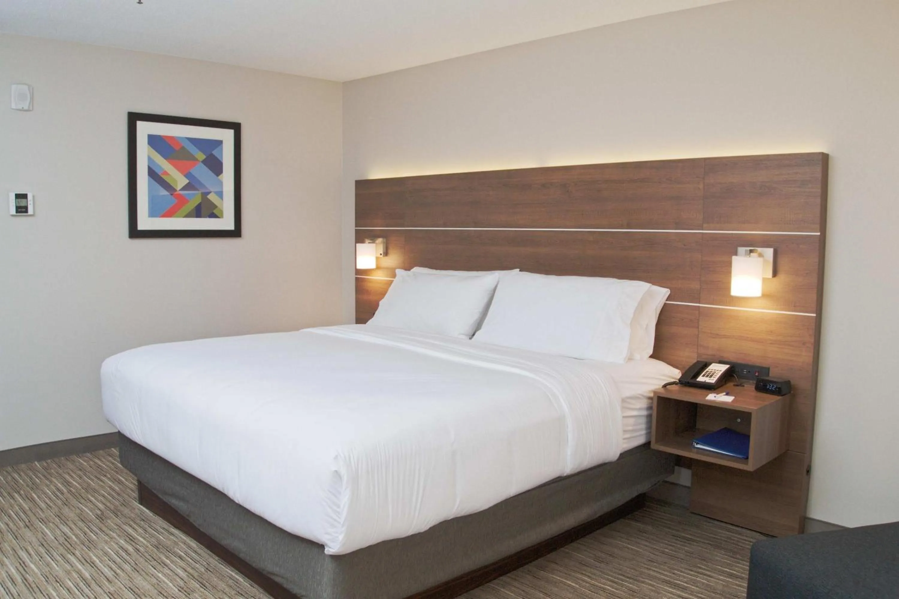 Bed in Holiday Inn Express South Burlington by IHG