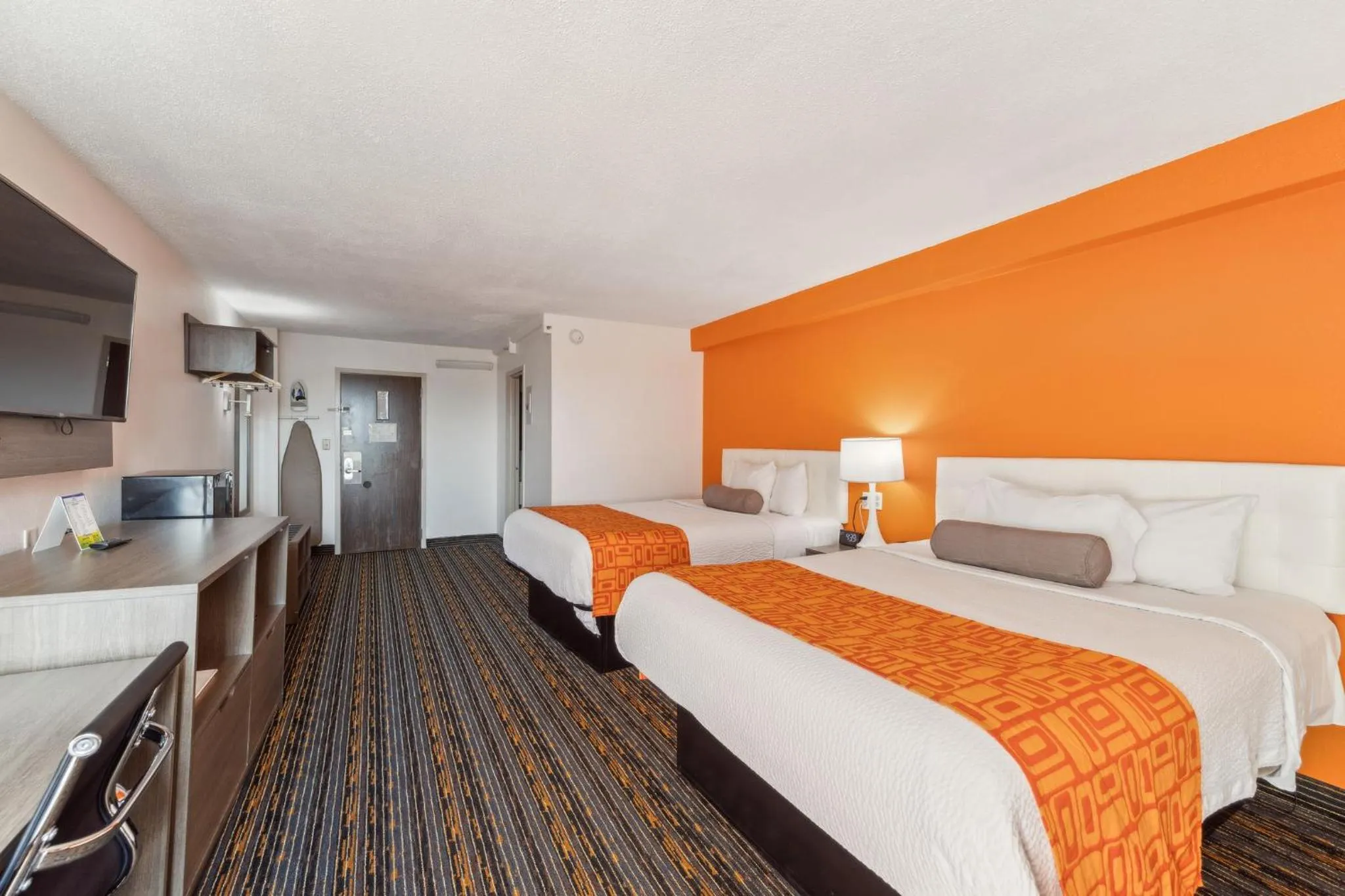 Bed in Howard Johnson by Wyndham Lexington