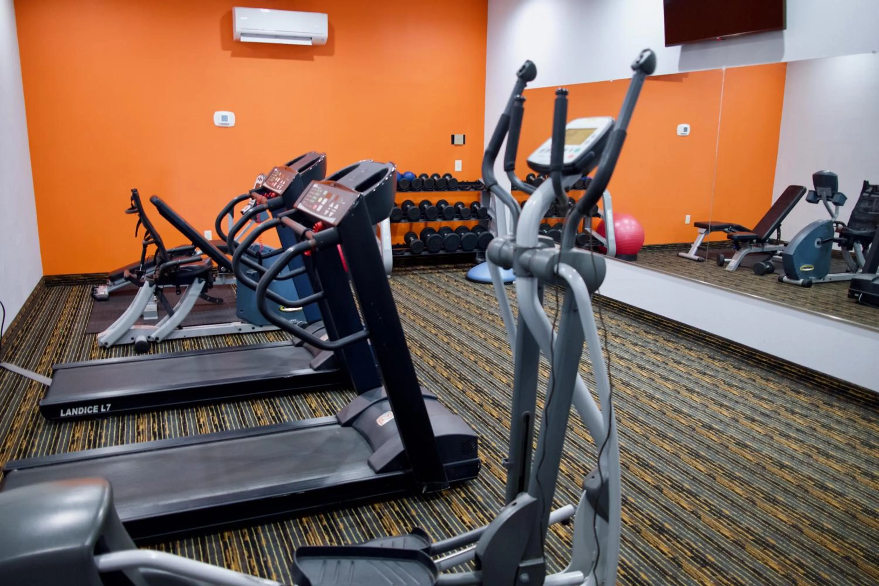 Fitness centre/facilities in Howard Johnson by Wyndham Lexington
