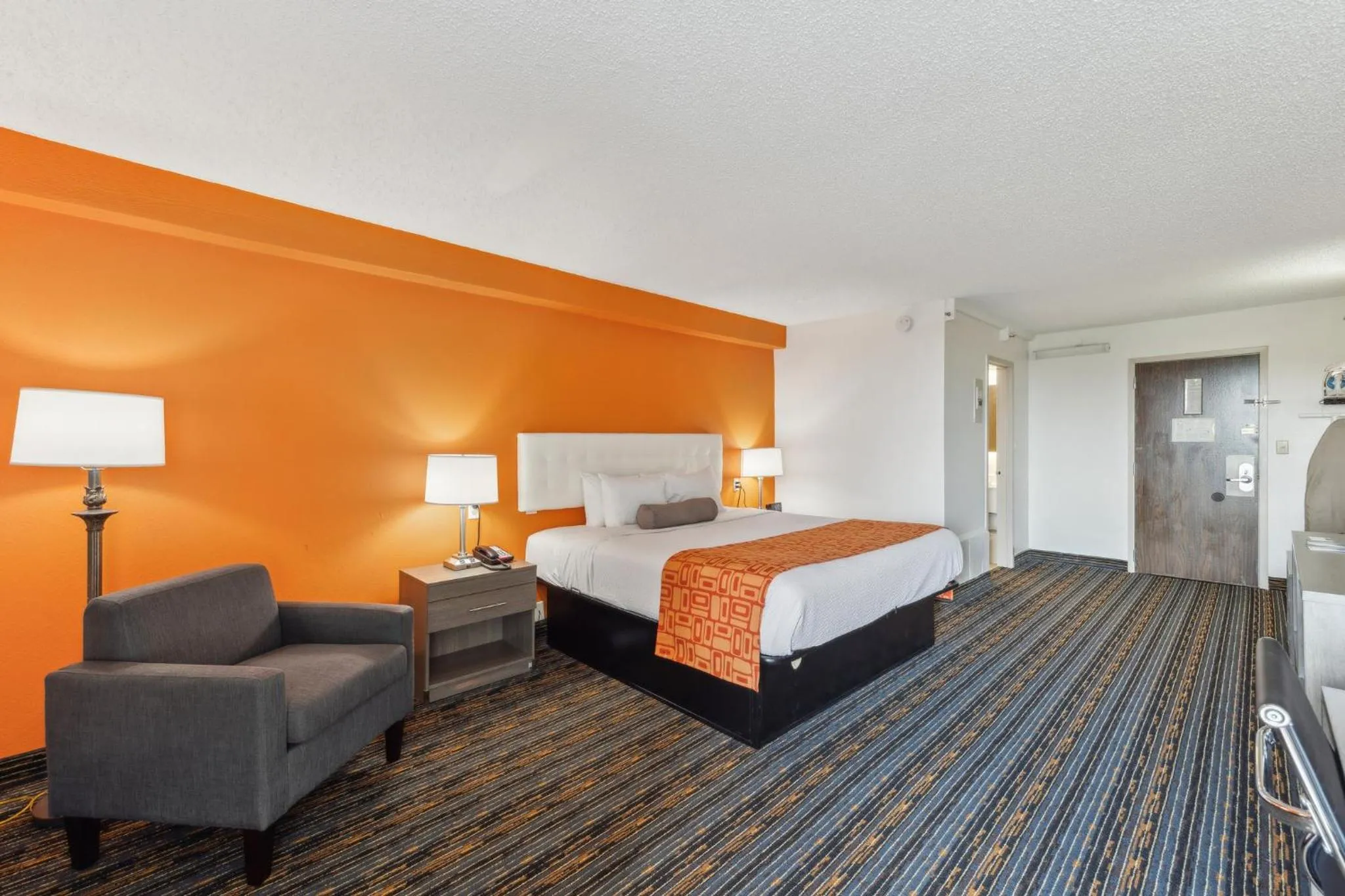 Bed in Howard Johnson by Wyndham Lexington