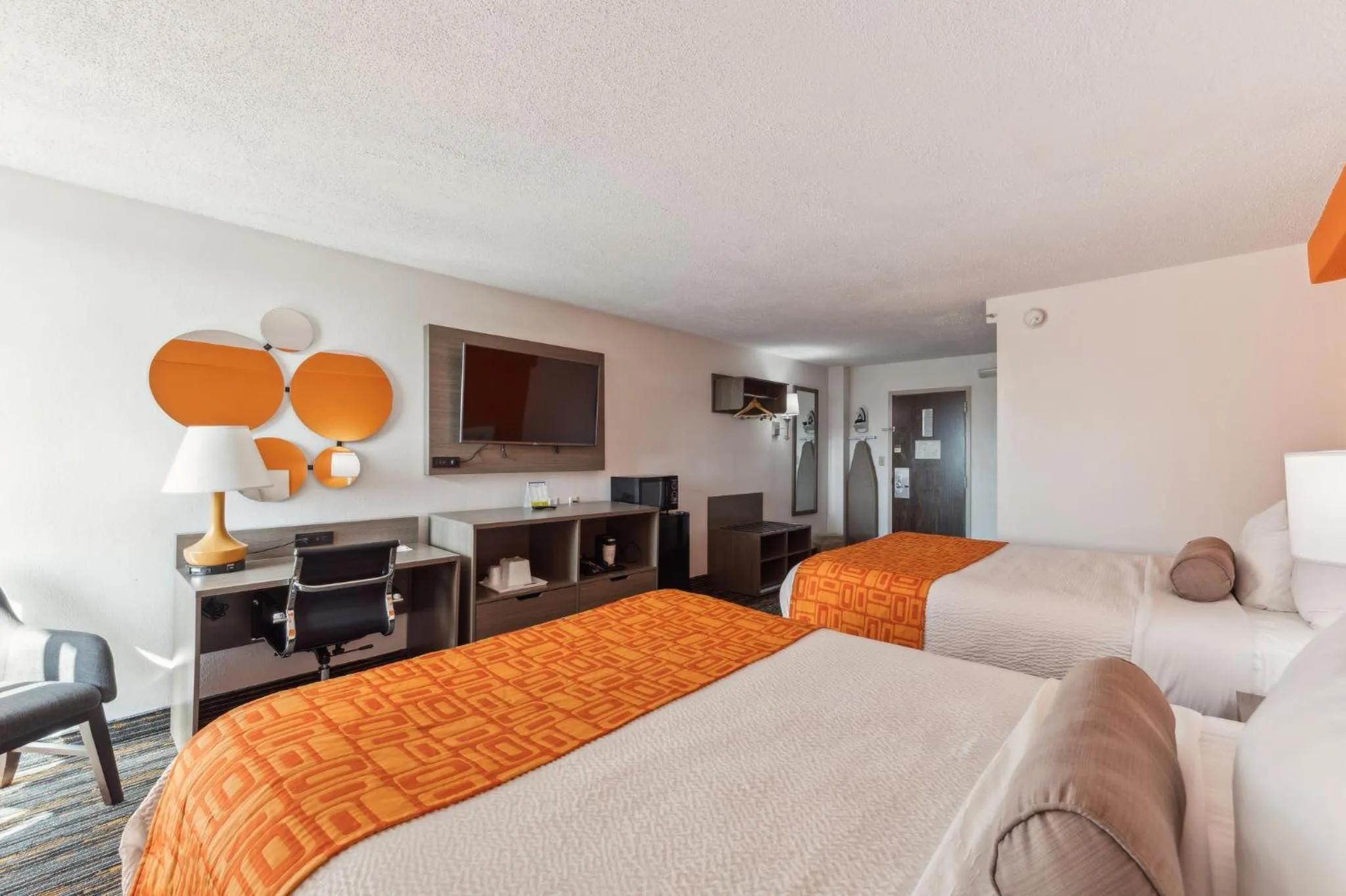 Bed in Howard Johnson by Wyndham Lexington