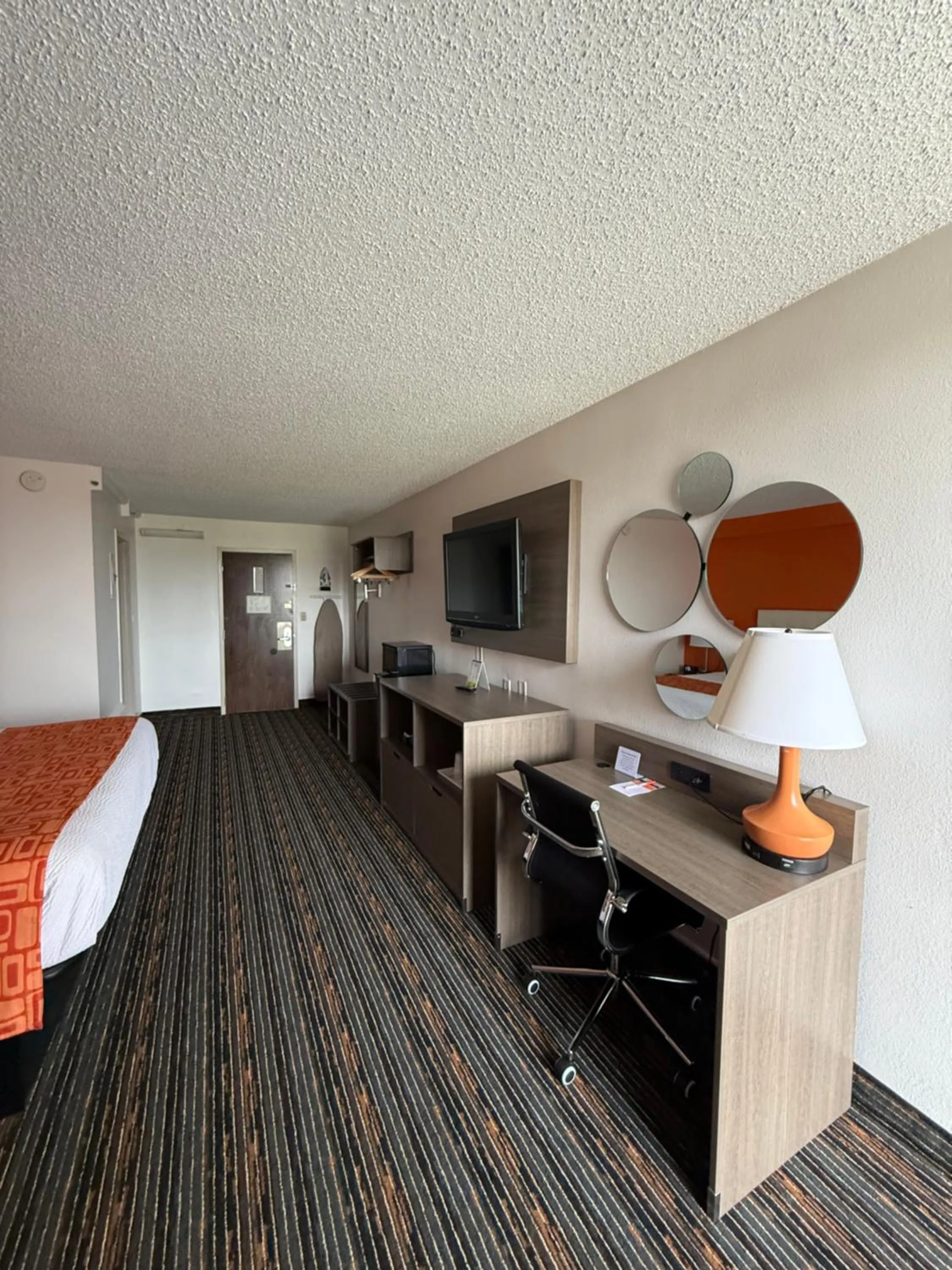 TV and multimedia, Bed in Howard Johnson by Wyndham Lexington