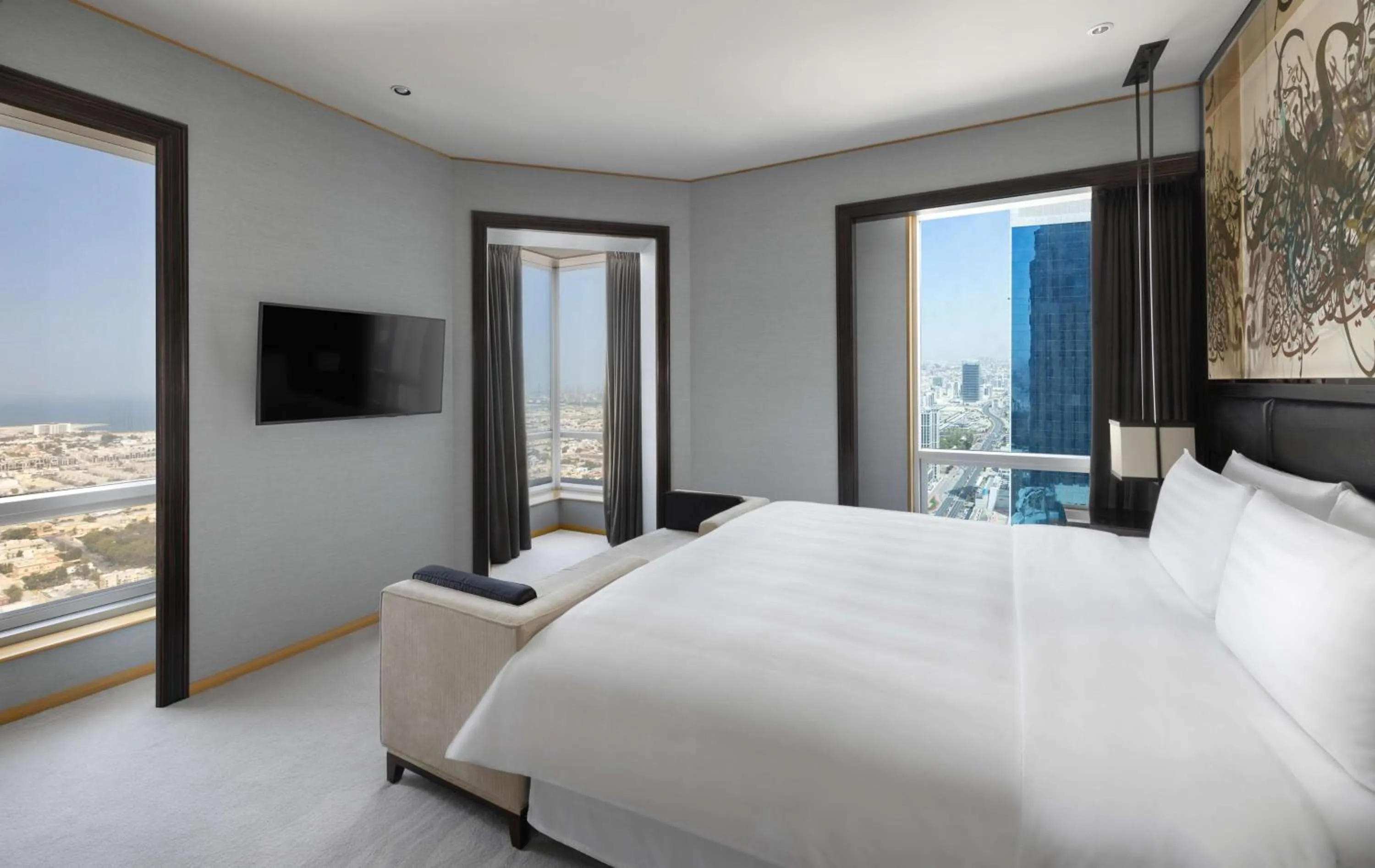 Bedroom, Bed in Shangri-La Dubai