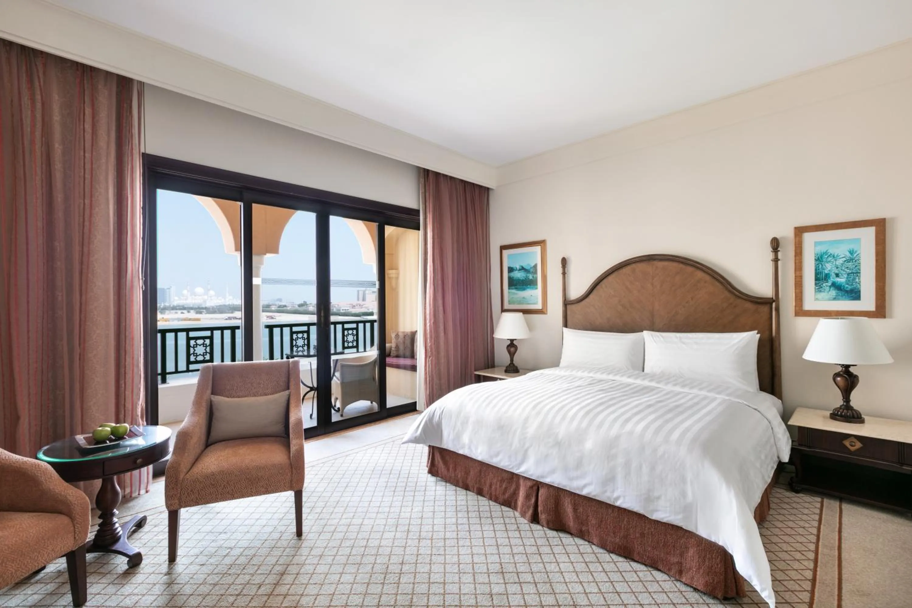Photo of the whole room, Bed in Shangri-La Qaryat Al Beri, Abu Dhabi