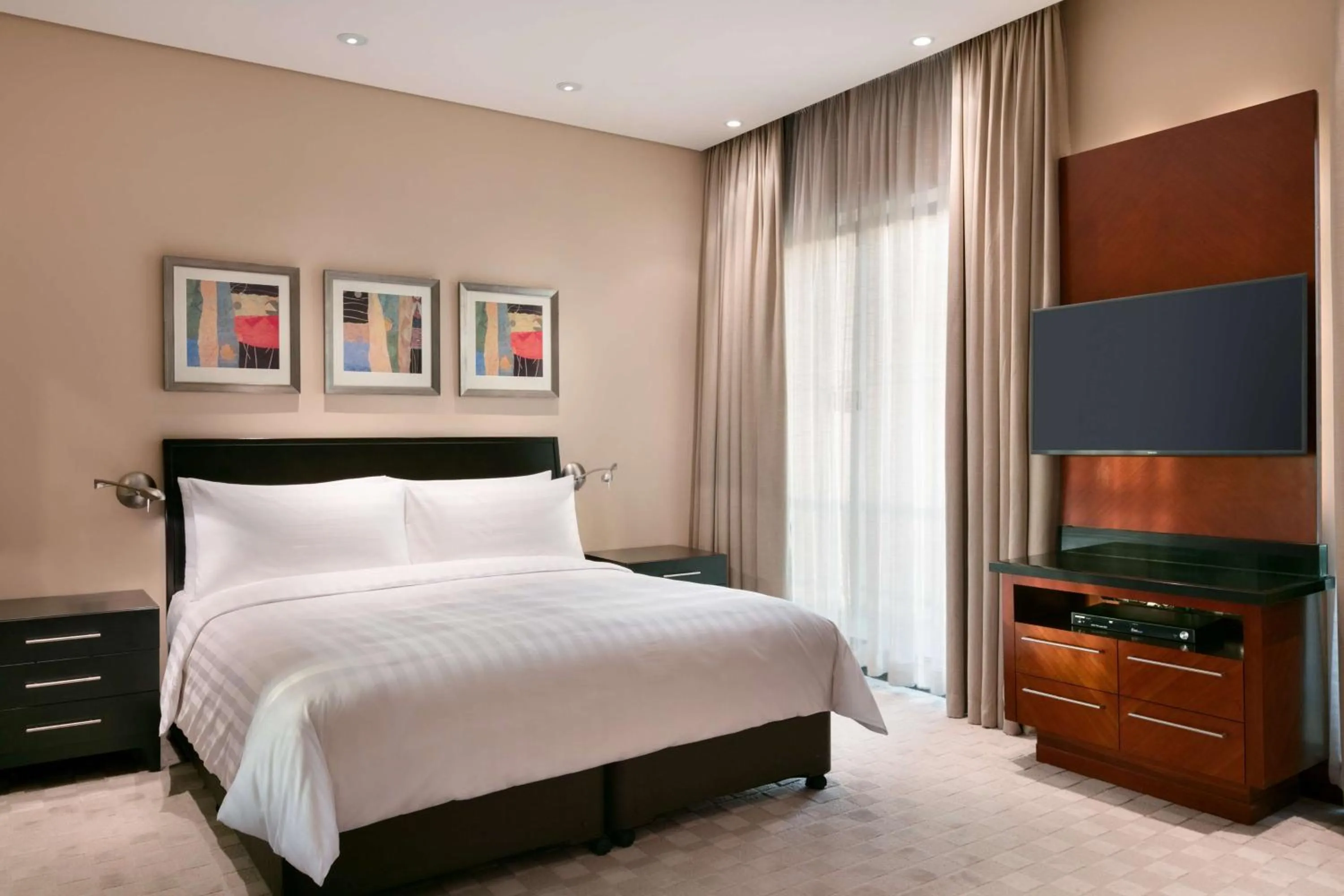 Photo of the whole room, Bed in Shangri-La Qaryat Al Beri, Abu Dhabi