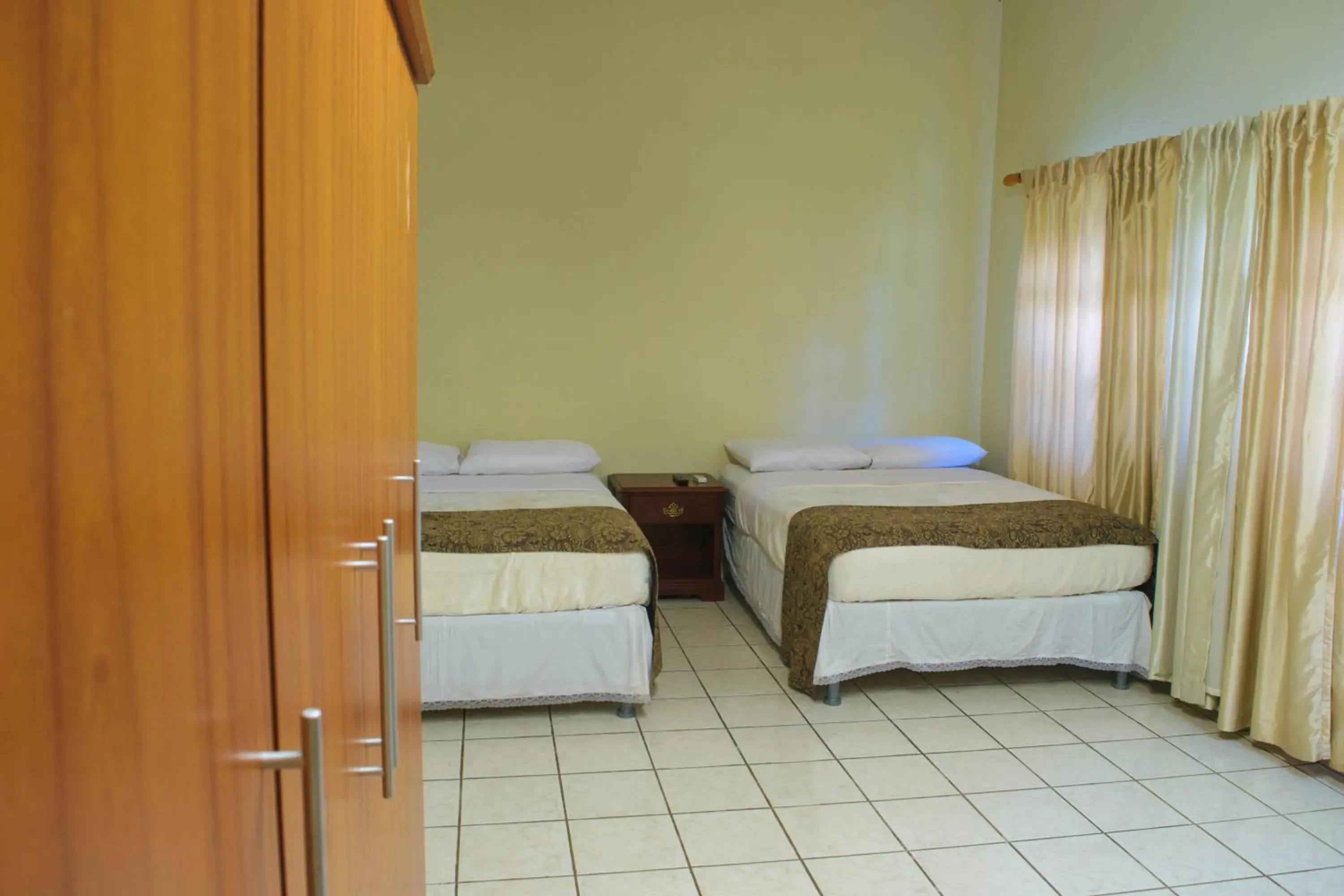 Twin Room with Private Bathroom in Hotel Fontana Twin Room with Private Bathroom in Hotel Fontana