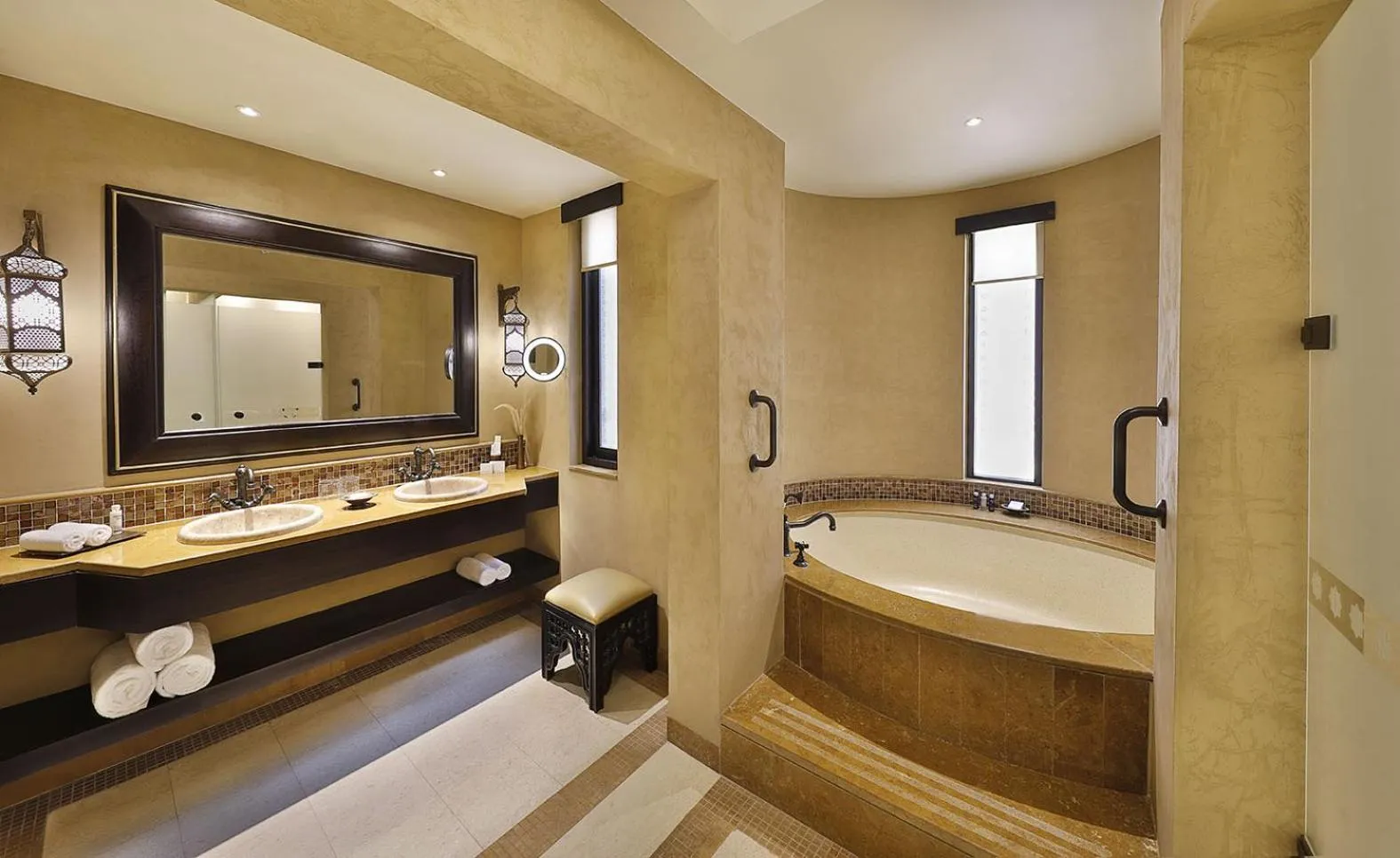 Shower in Anantara Qasr al Sarab Desert Resort