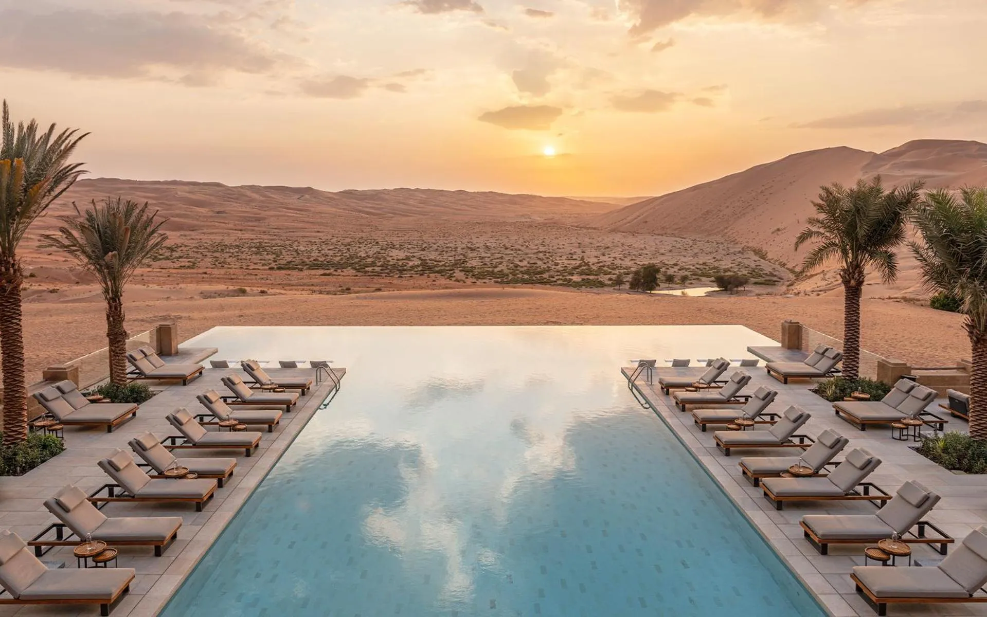 Swimming pool in Anantara Qasr al Sarab Desert Resort
