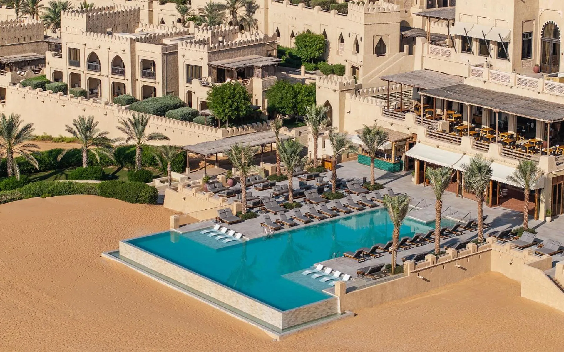 Swimming pool in Anantara Qasr al Sarab Desert Resort