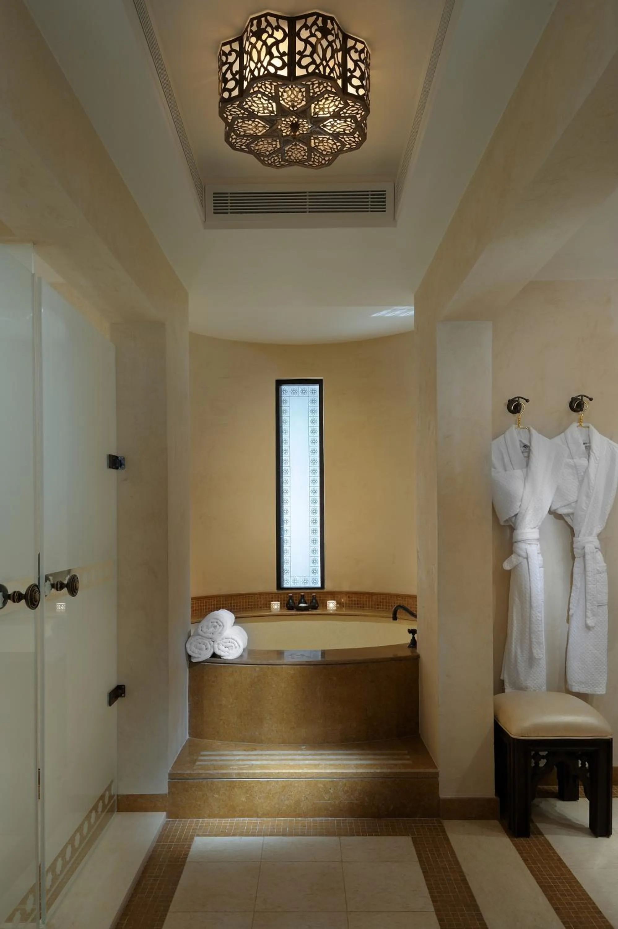 Shower in Anantara Qasr al Sarab Desert Resort