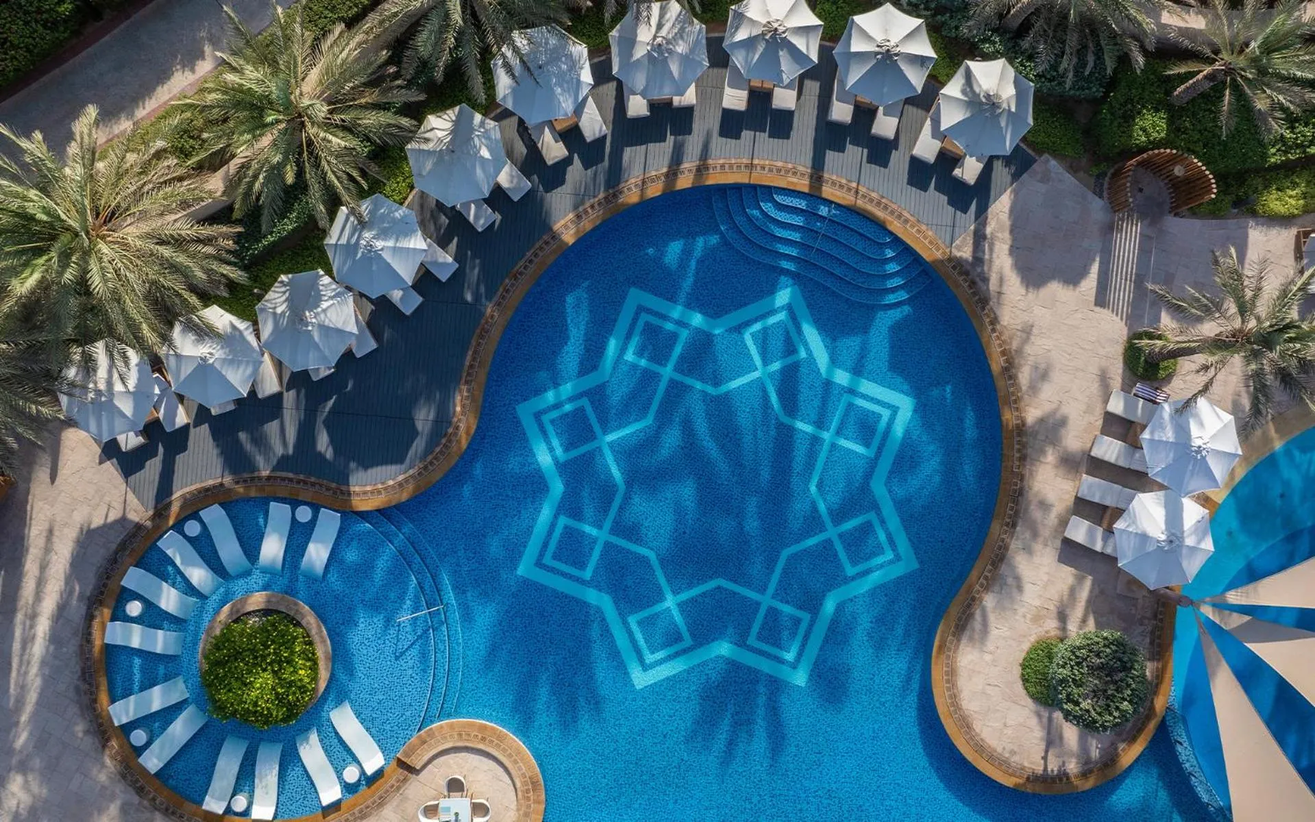 Swimming pool in Anantara Qasr al Sarab Desert Resort