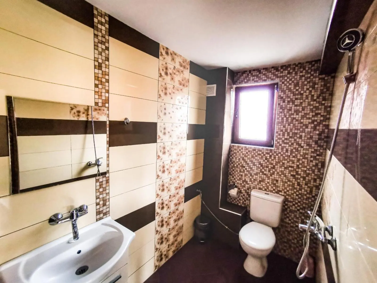 Bathroom in Hotel Alikante