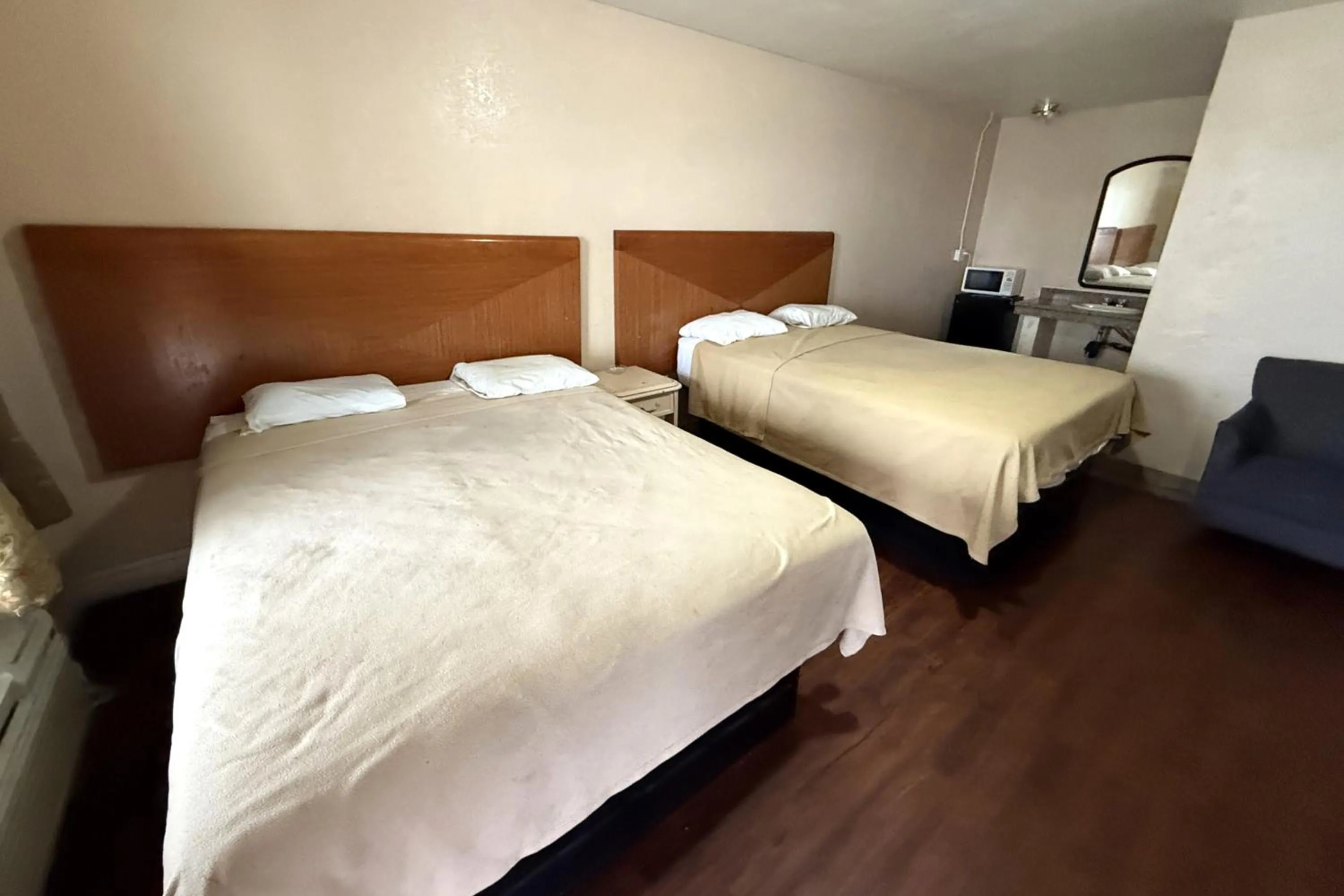 2 Queen Bed Smoking in Gables Motel Near Fresno Yosemite