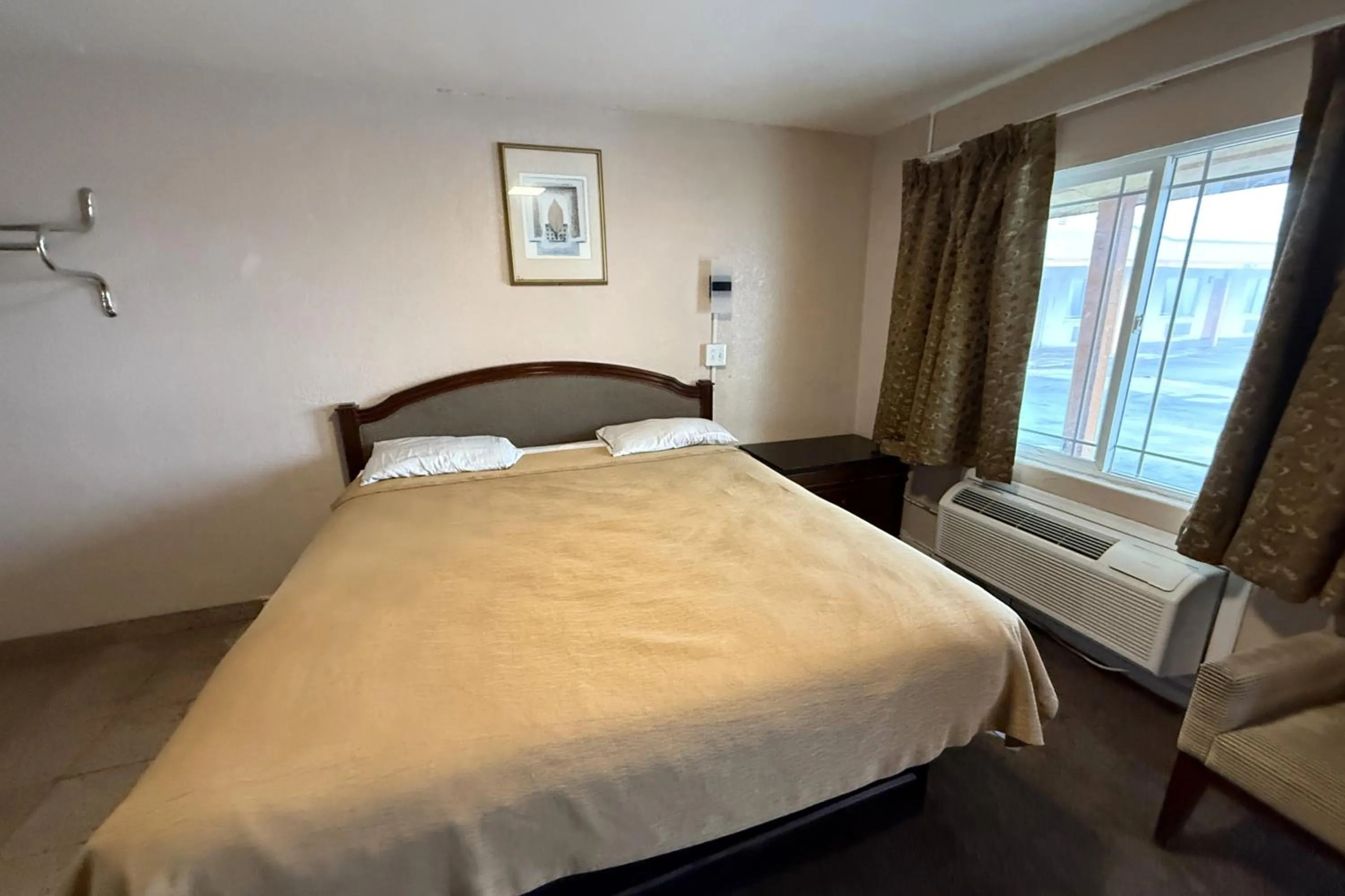 Full Bed Accessible Non-Smoking in Gables Motel Near Fresno Yosemite