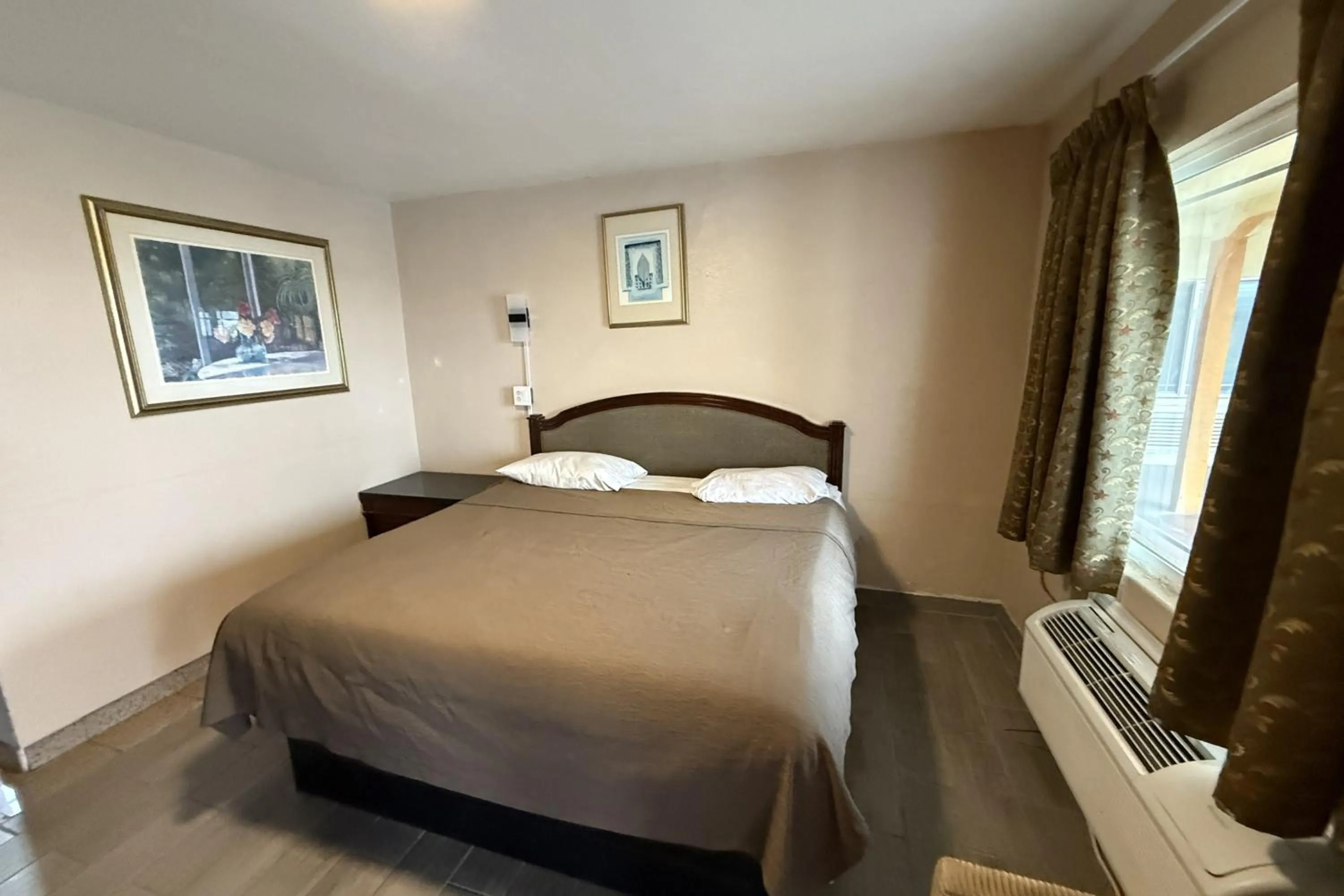 King Bed Non-Smoking in Gables Motel Near Fresno Yosemite