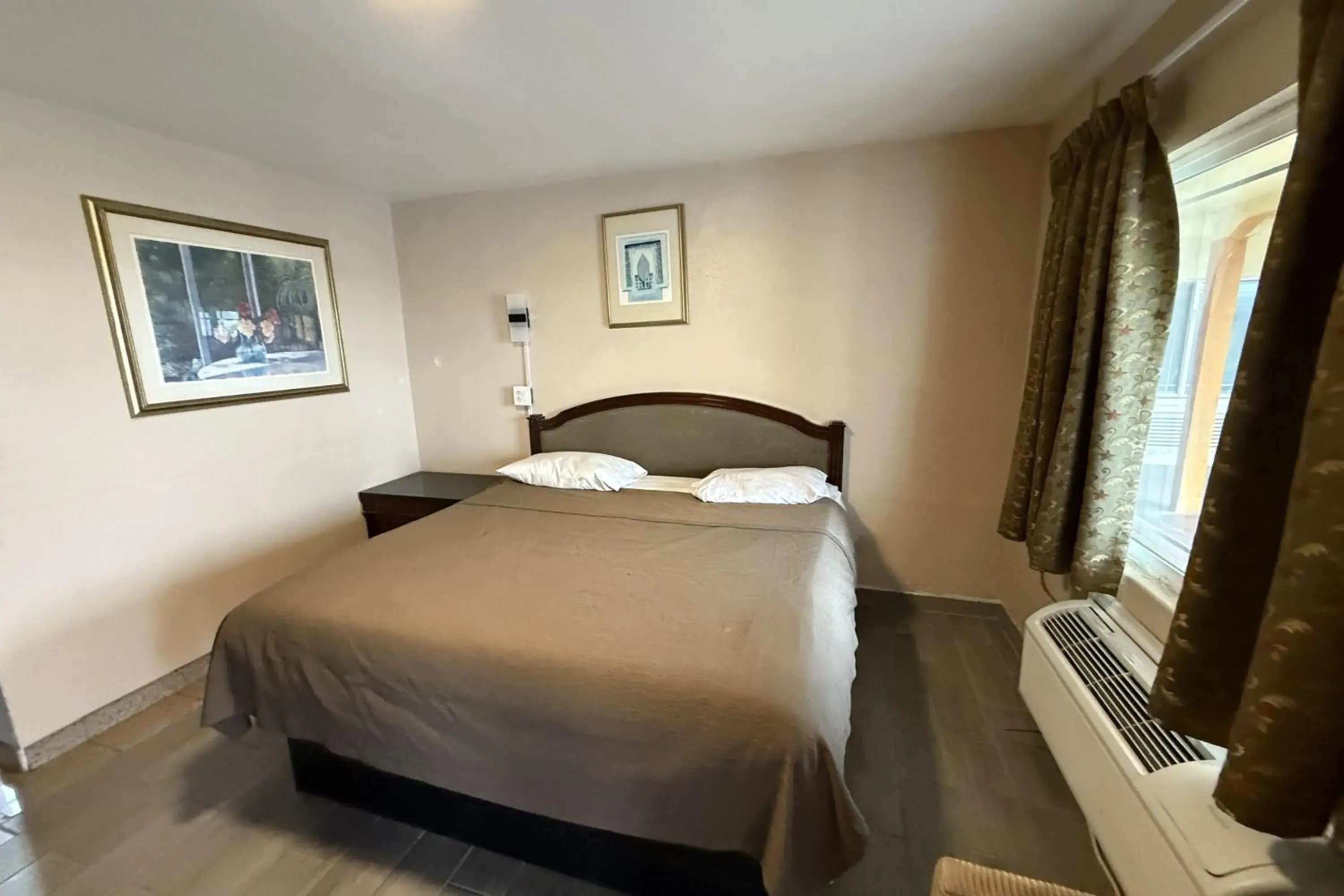 King Bed Non-Smoking in Gables Motel Near Fresno Yosemite King Bed Non-Smoking in Gables Motel Near Fresno Yosemite