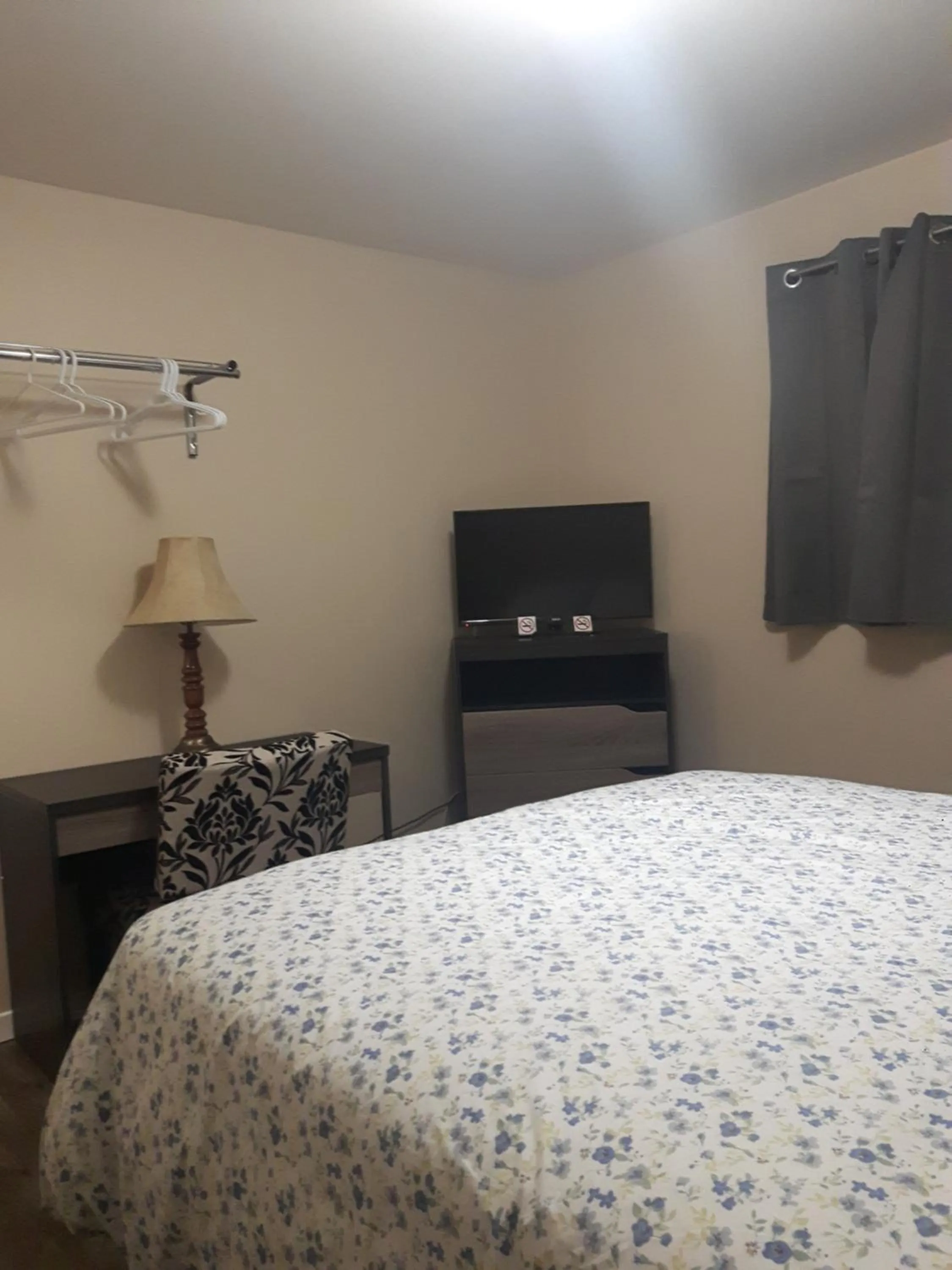 Bed in Fair Isle Motel & The Nest