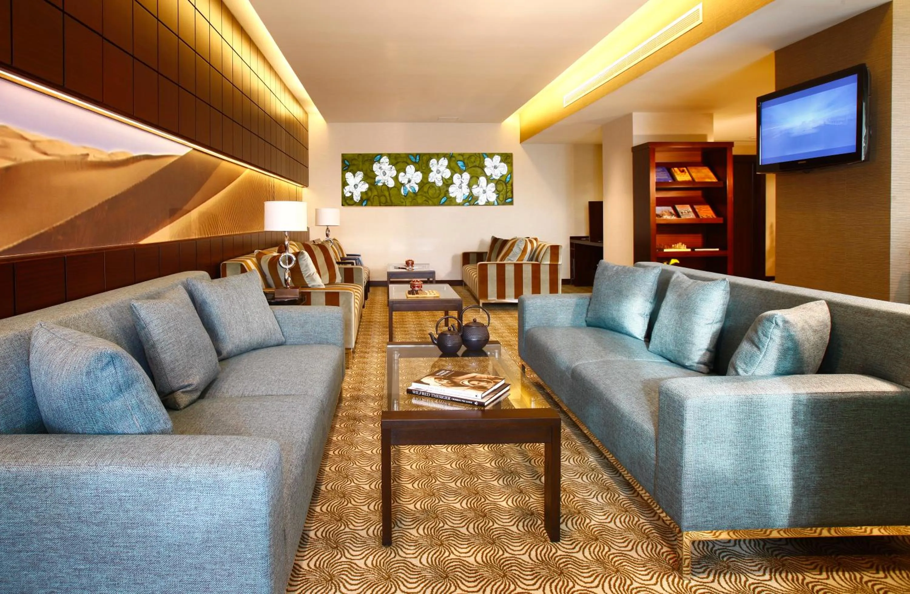 Communal lounge/ TV room in Traders Hotel, Abu Dhabi