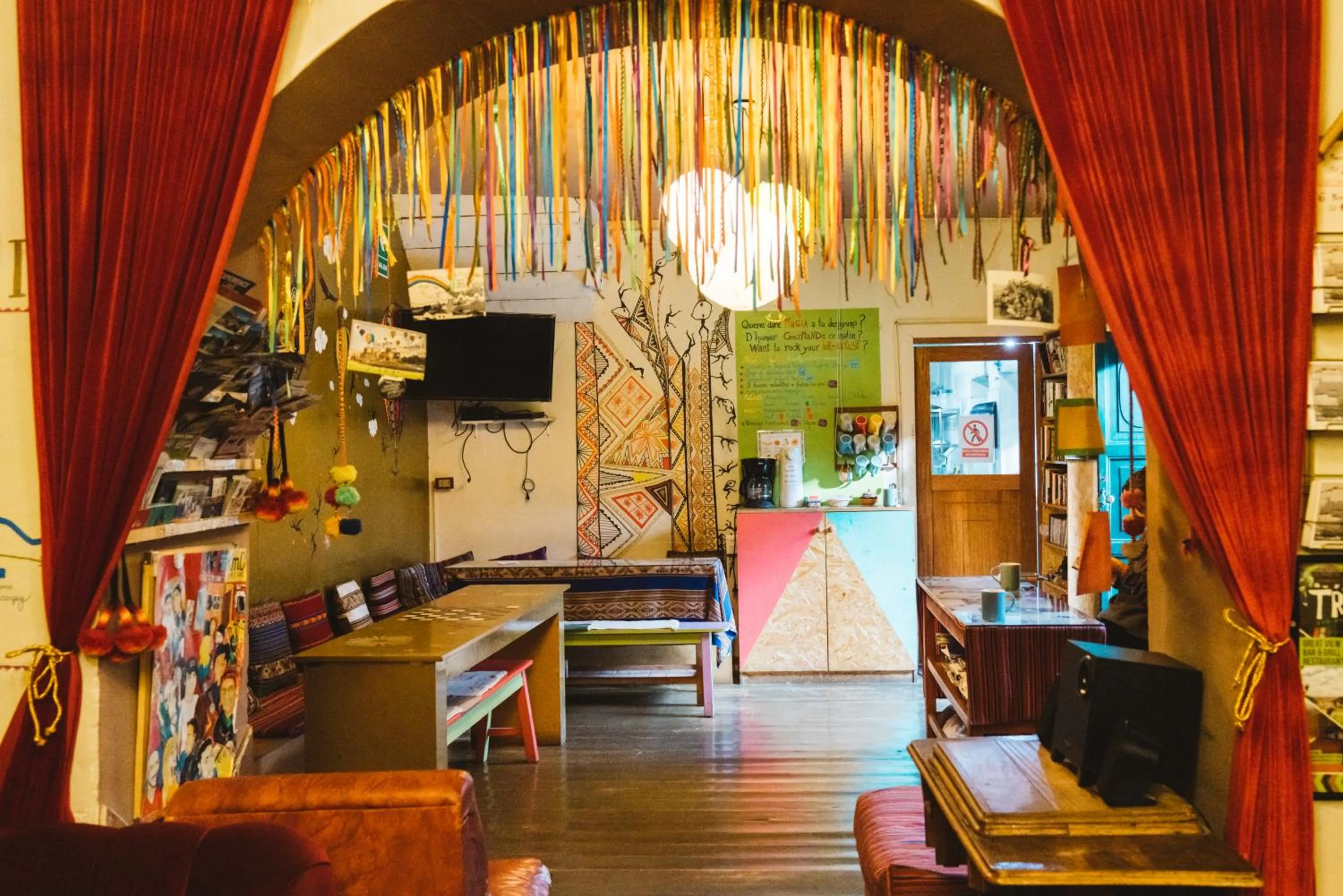 Communal lounge/ TV room in Backpacker La Bo'M