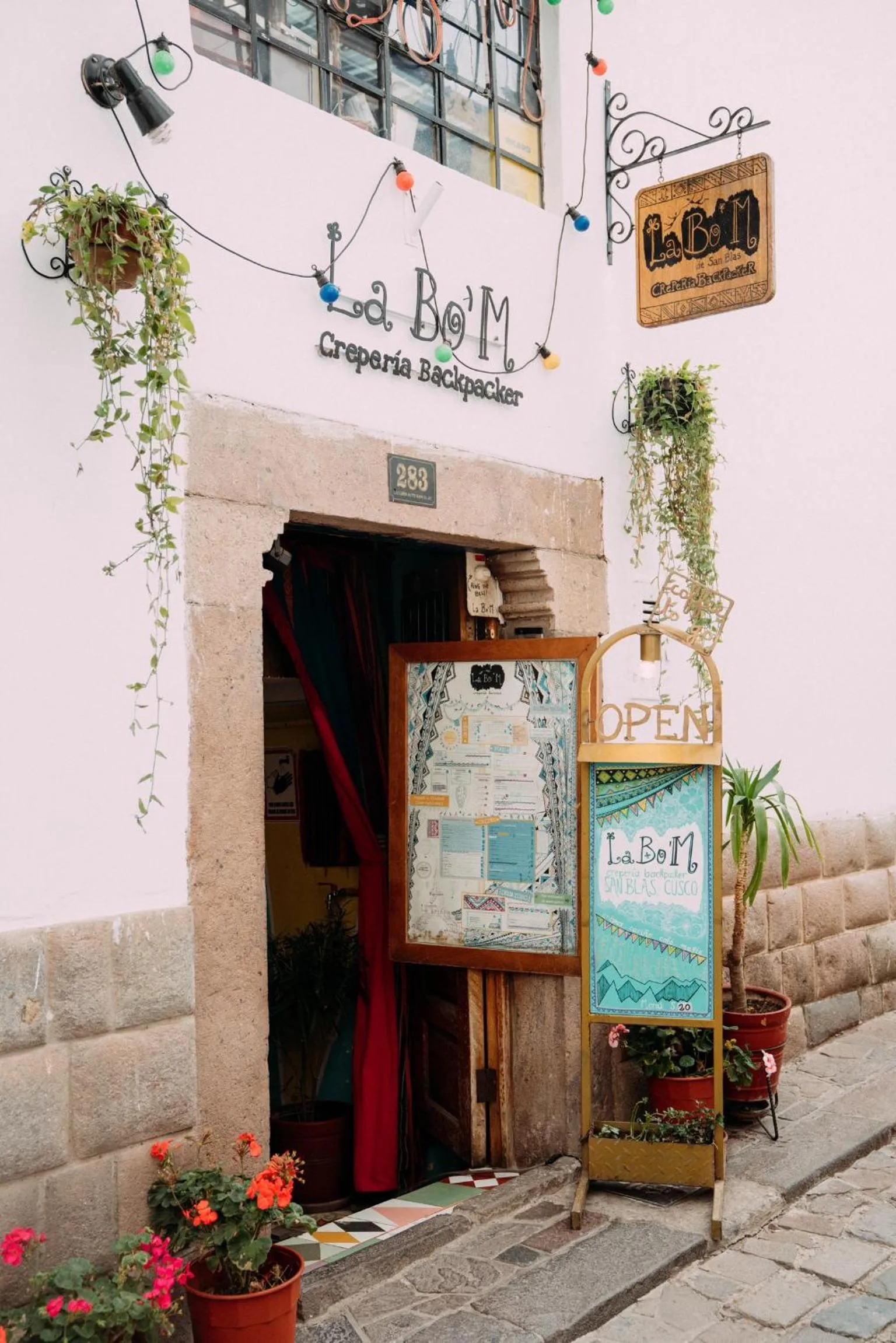 Facade/entrance in Backpacker La Bo'M