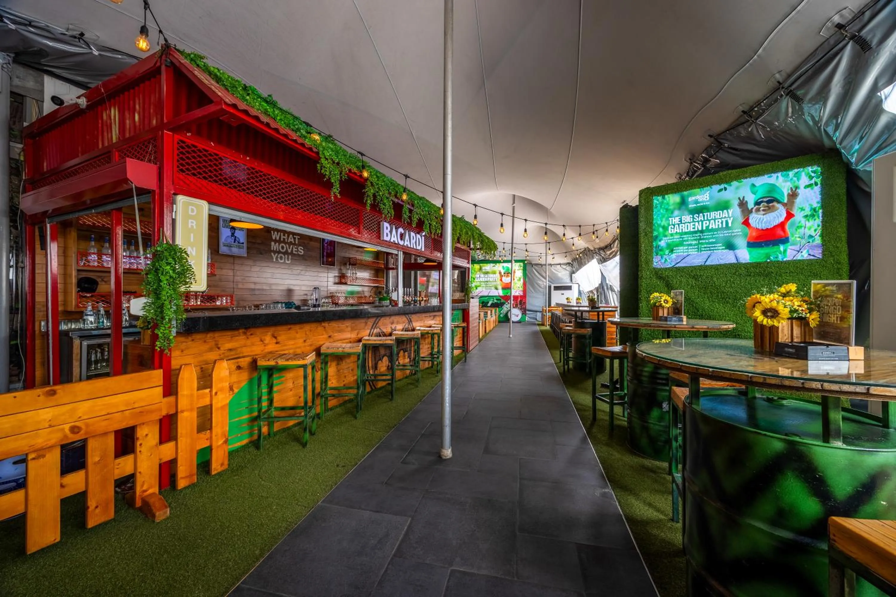 Restaurant/places to eat in Media One Hotel