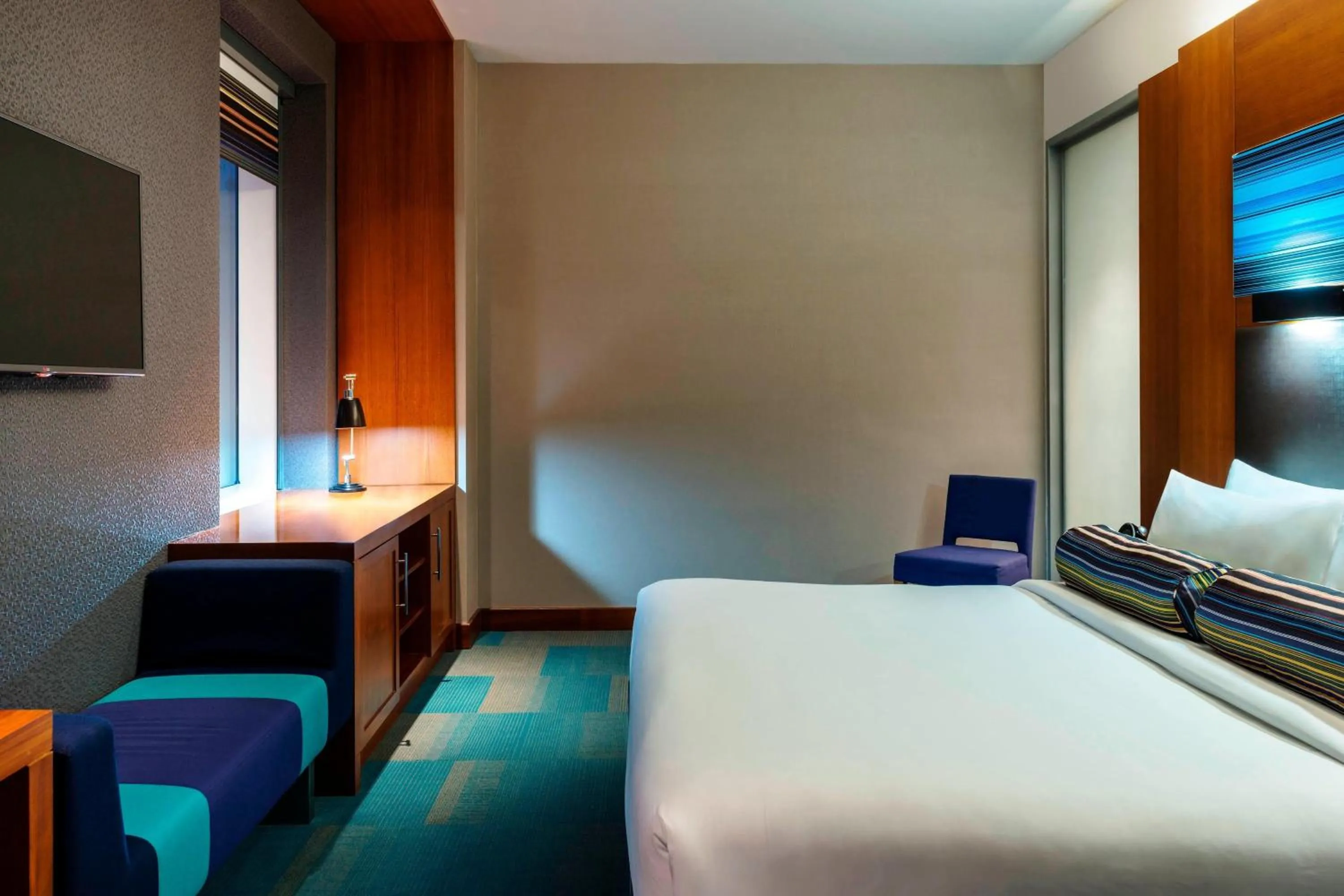 Photo of the whole room, Bed in Aloft Abu Dhabi